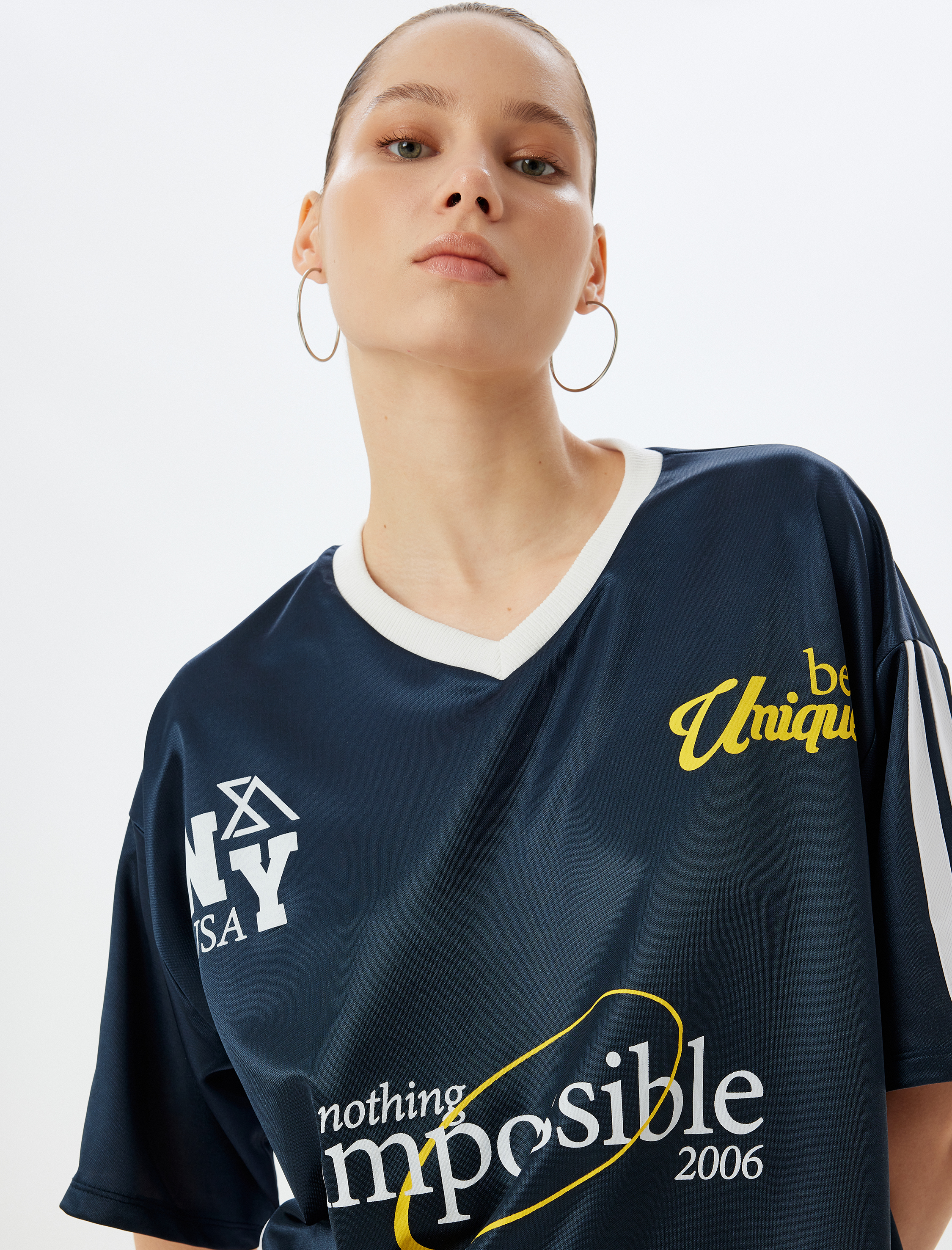   V Yaka Tişört Slogan Baskılı Kısa Kollu Pike Kumaş