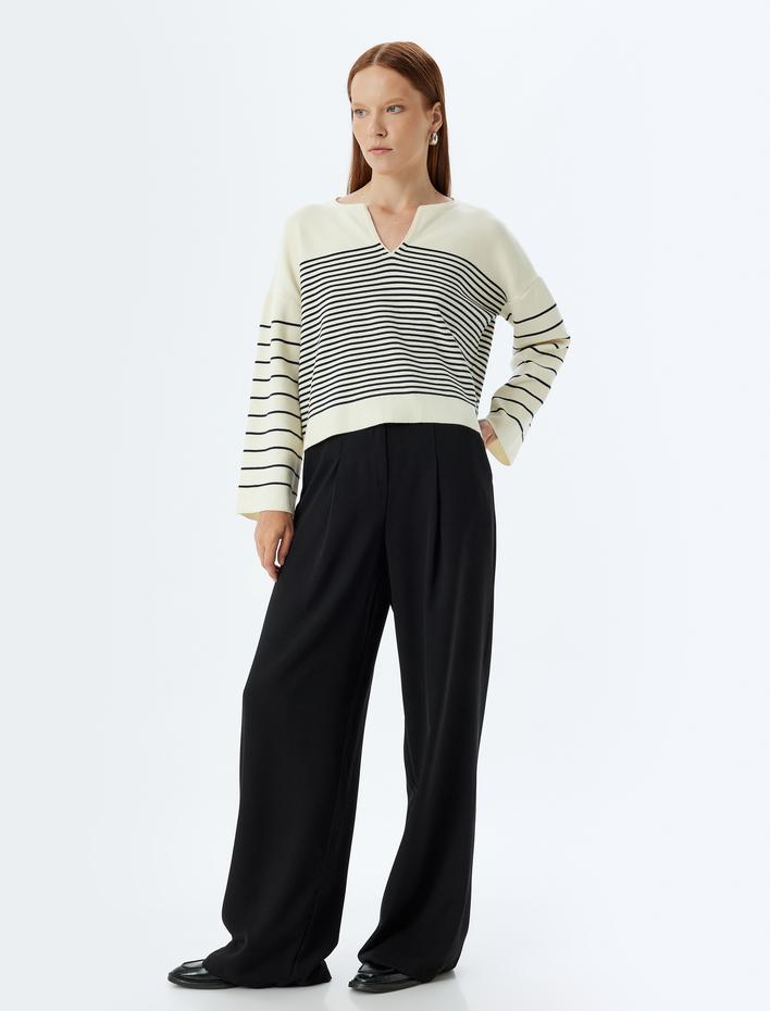  Kesik V Yaka Çizgili Oversize Triko Kazak