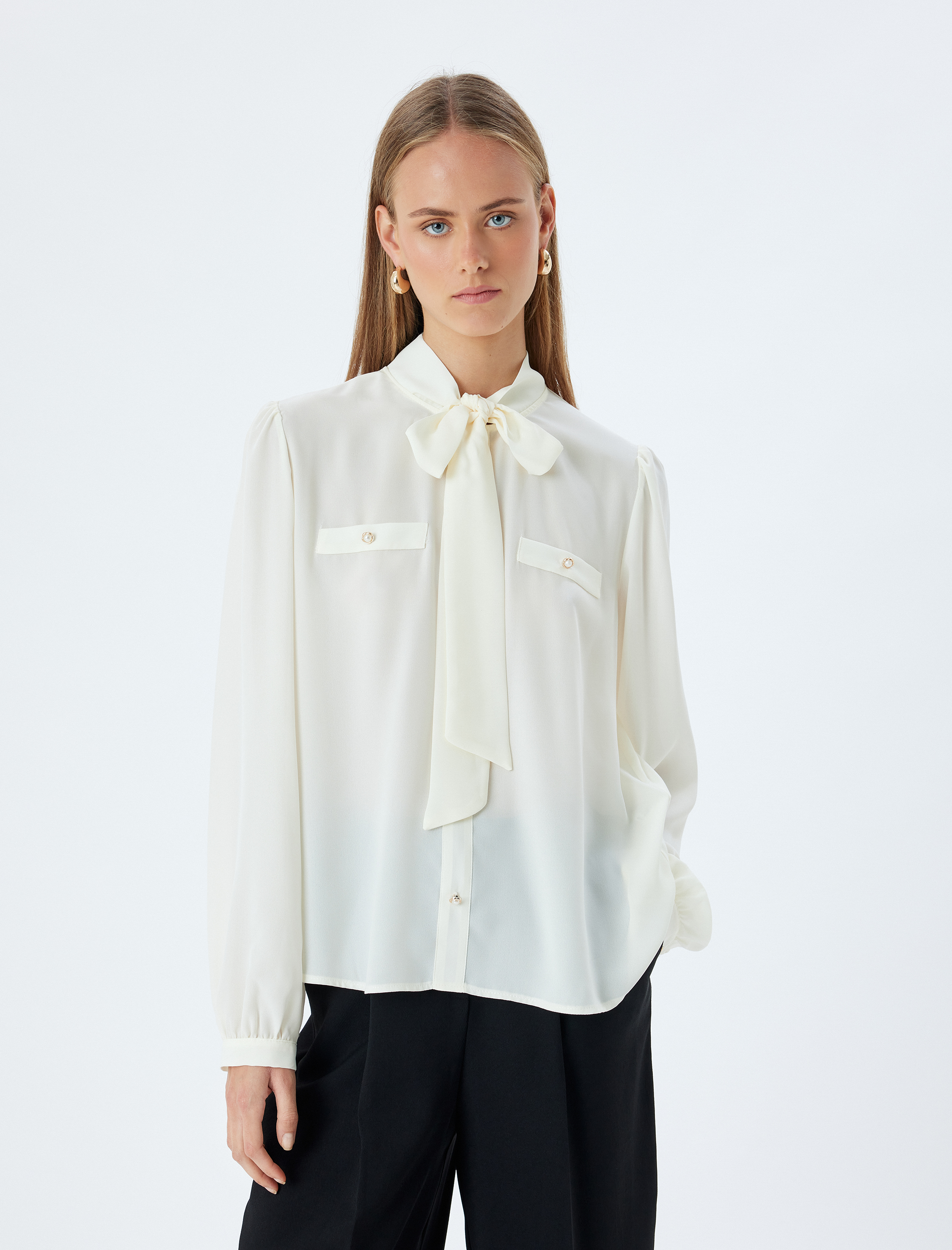   Uzun Kollu Fular Yaka İnci Düğme Detaylı Krep Gömlek