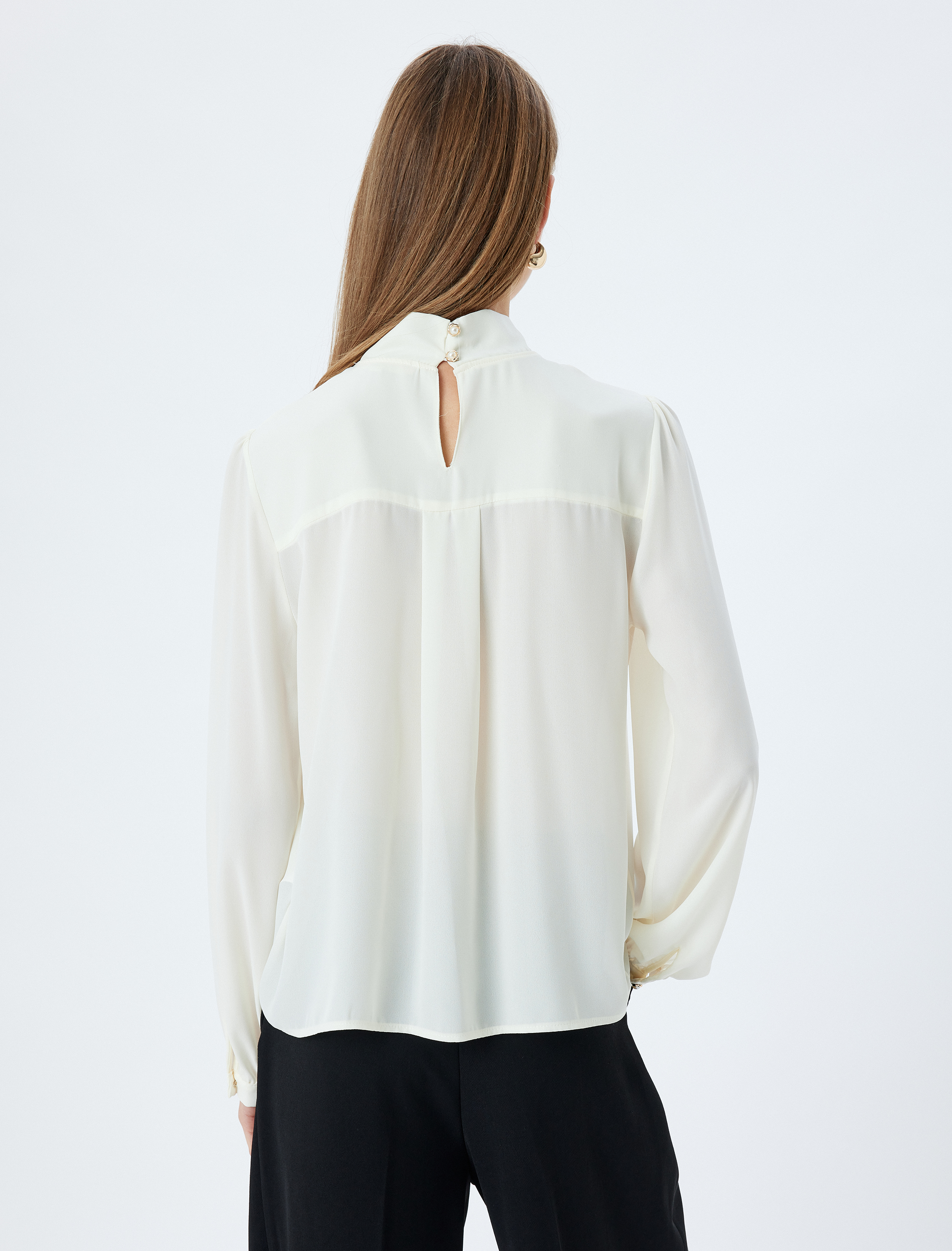   Uzun Kollu Fular Yaka İnci Düğme Detaylı Krep Gömlek