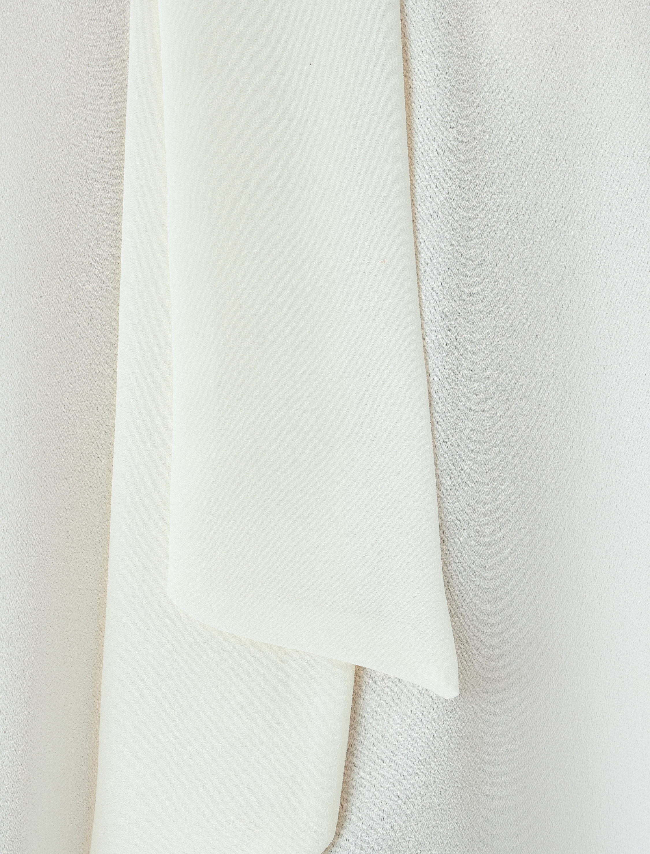   Uzun Kollu Fular Yaka İnci Düğme Detaylı Krep Gömlek