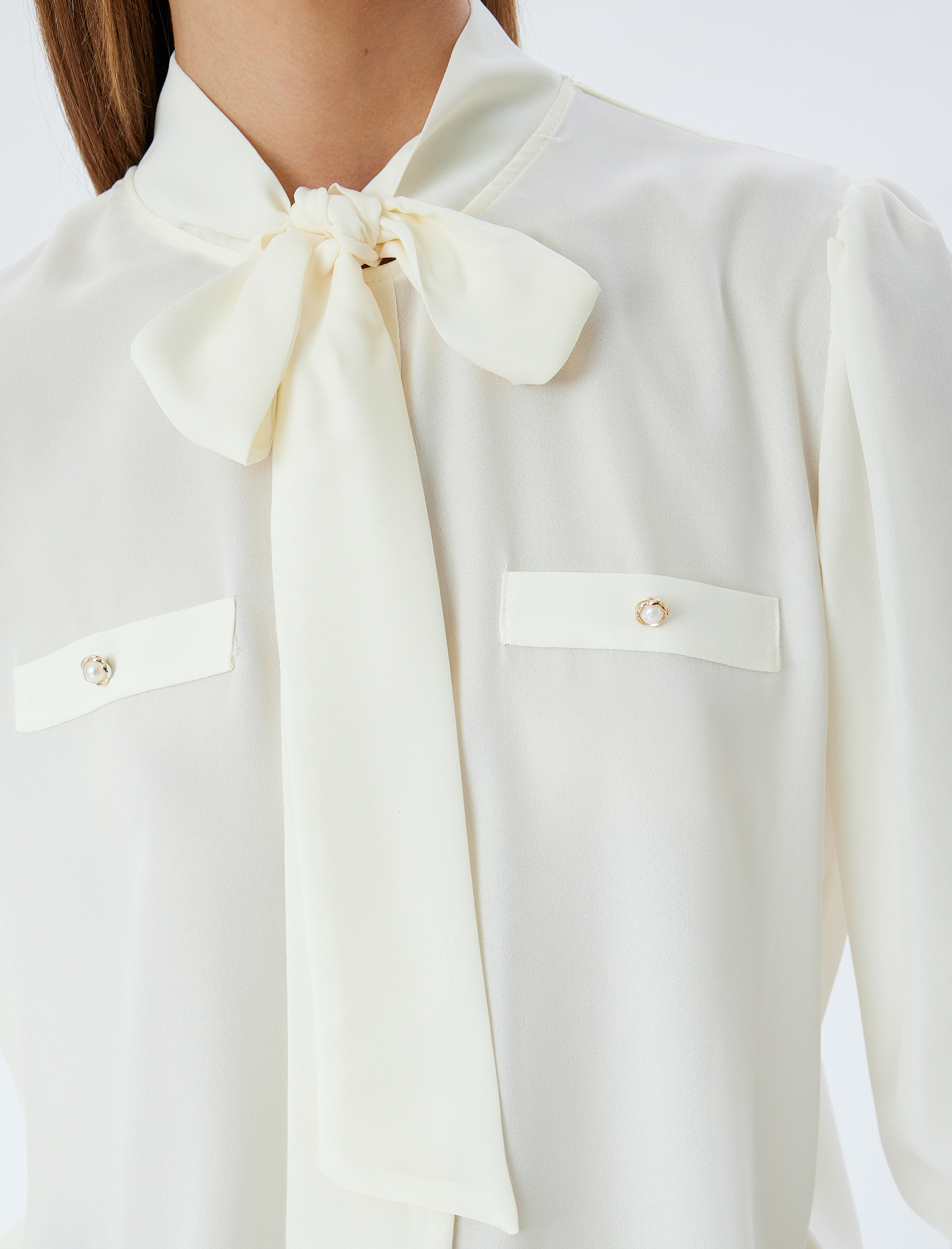   Uzun Kollu Fular Yaka İnci Düğme Detaylı Krep Gömlek