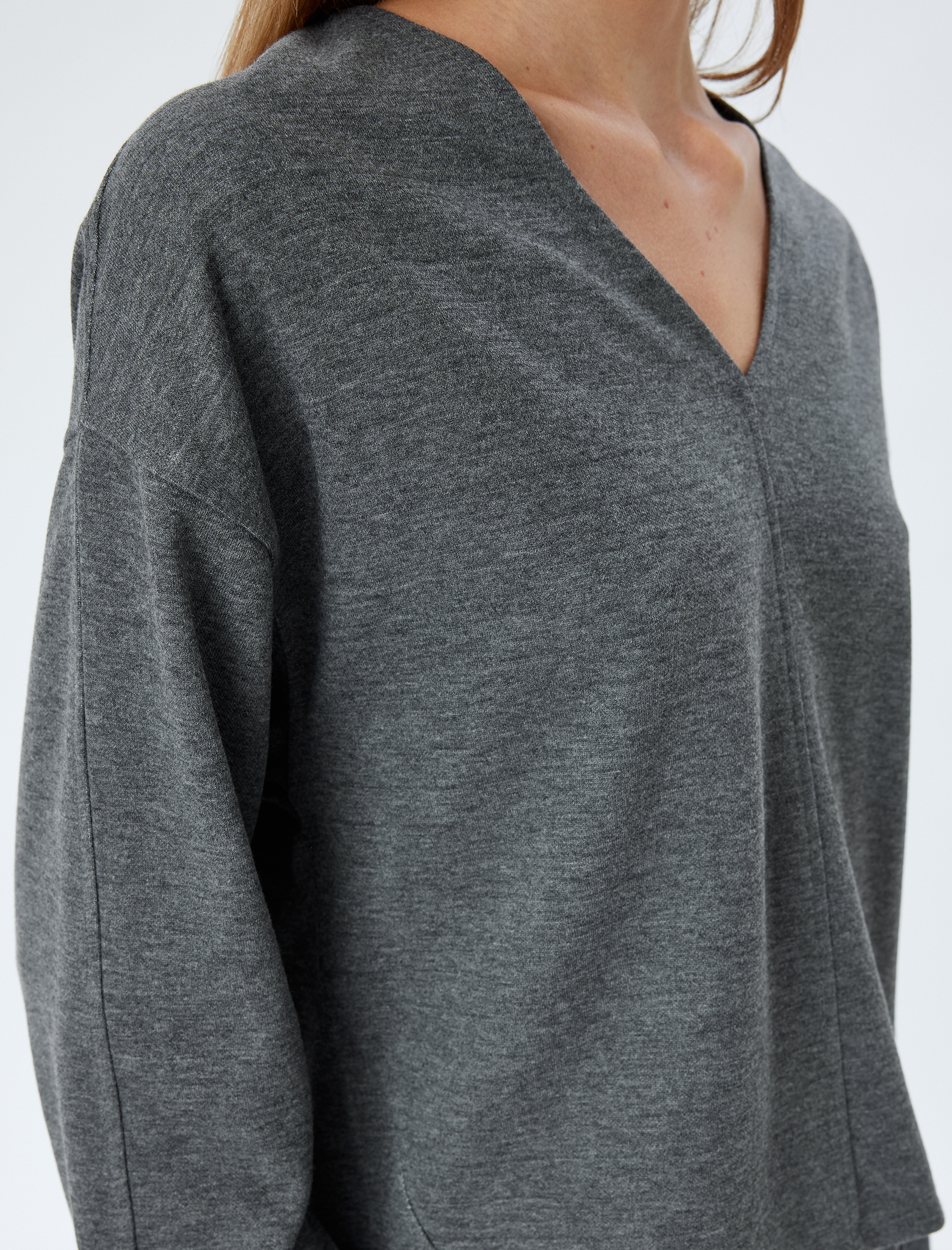   V Yaka Uzun Kollu Sweatshirt