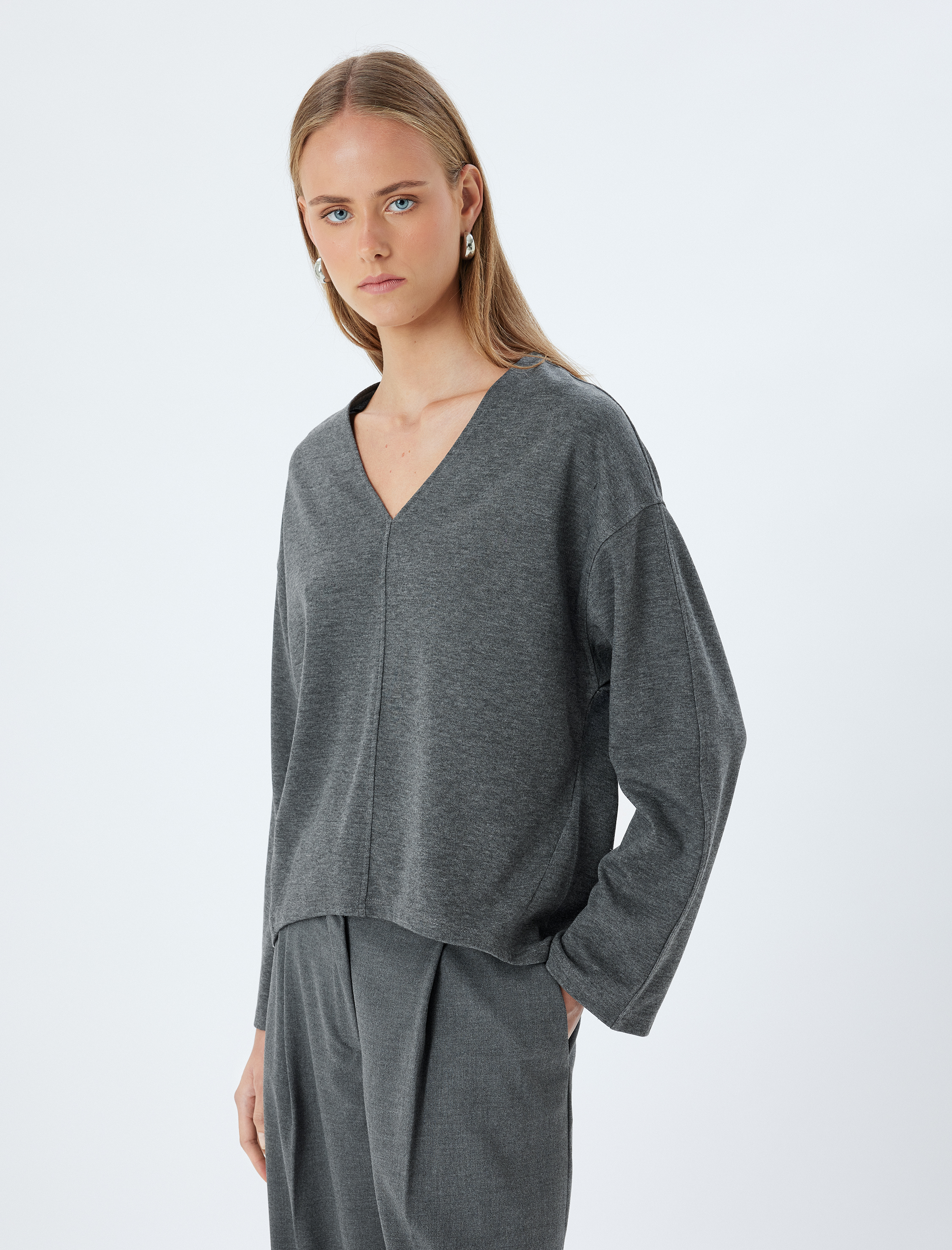   V Yaka Uzun Kollu Sweatshirt