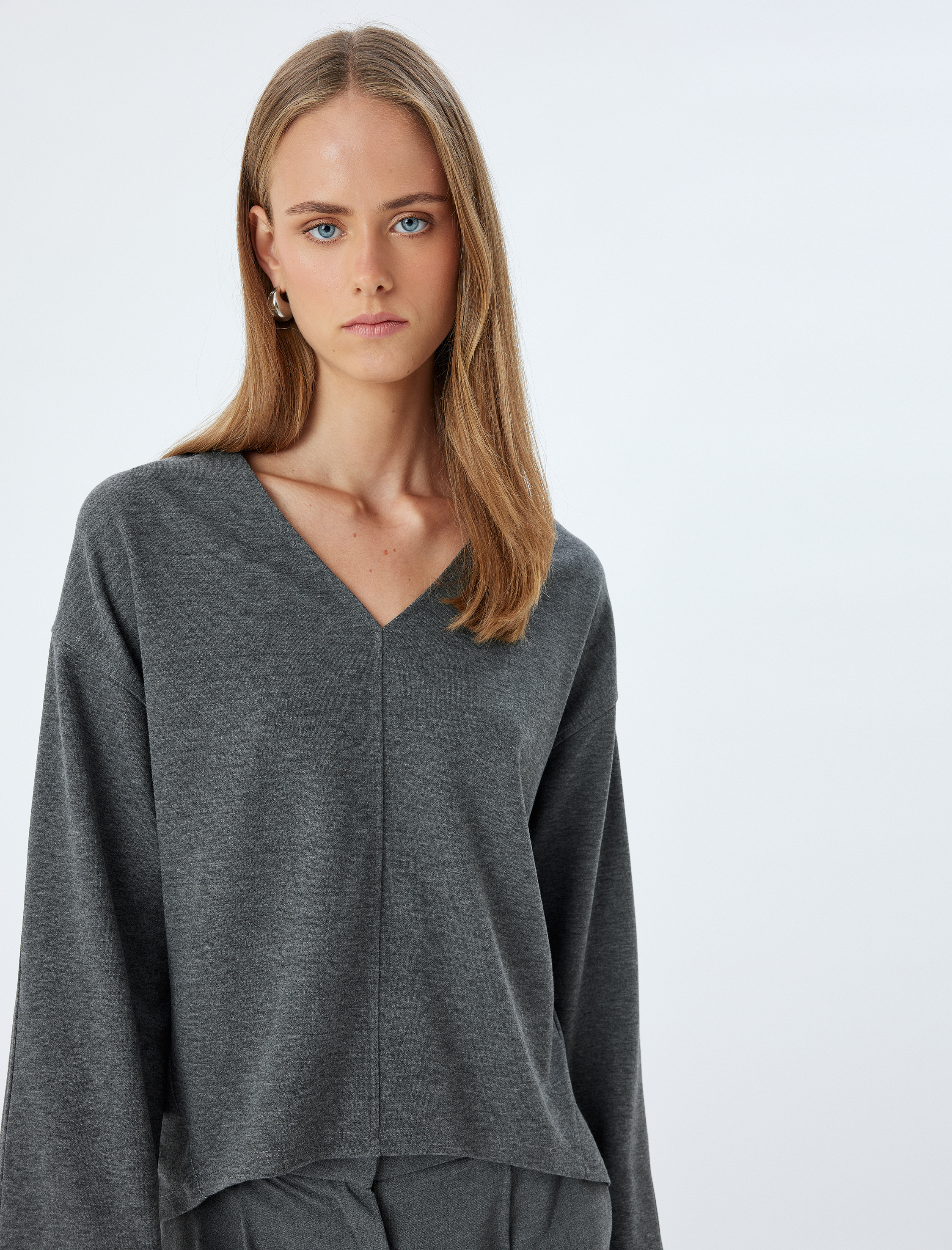   V Yaka Uzun Kollu Sweatshirt