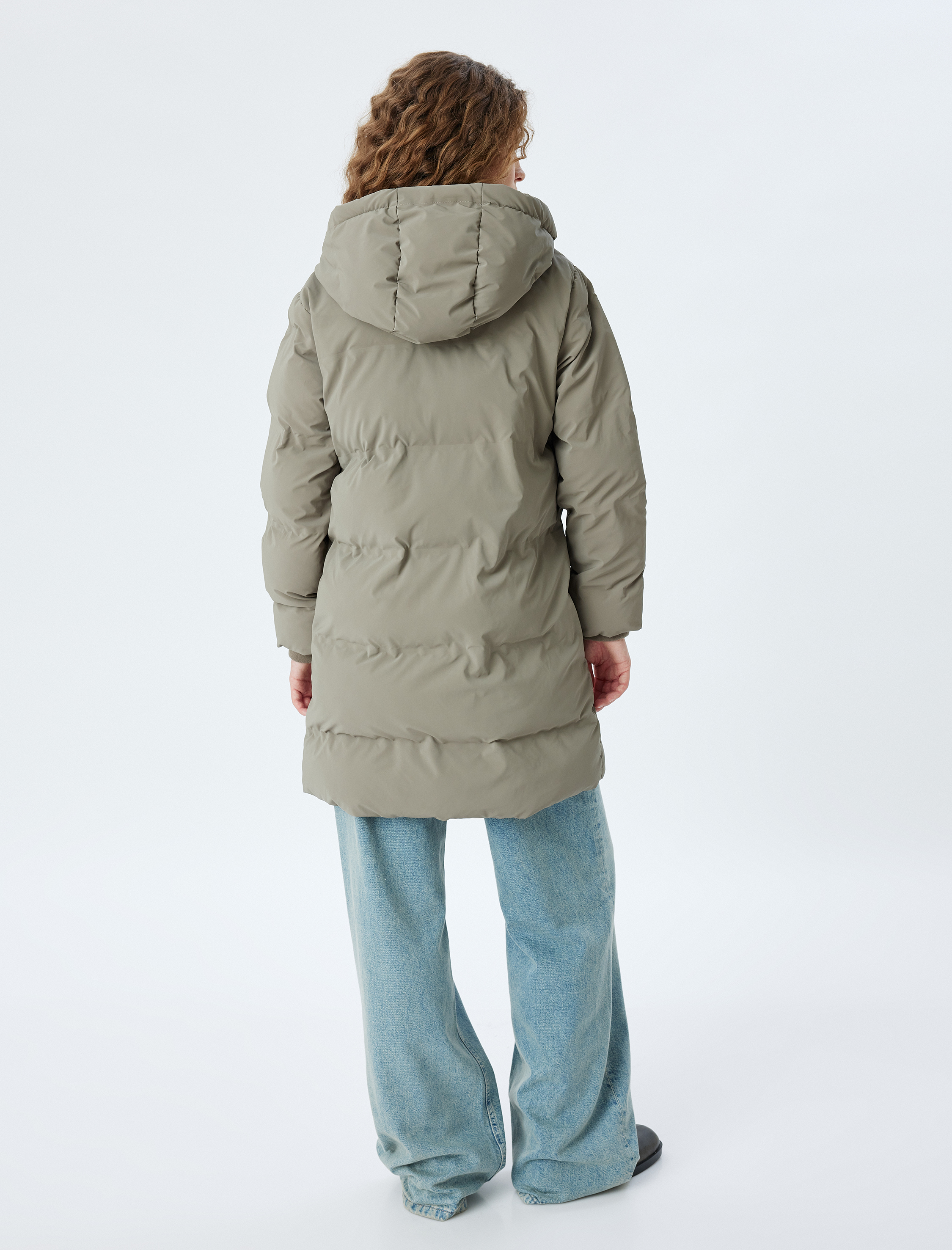   Uzun Şişme Mont Kapüşonlu Fermuarlı Cep Detaylı Çıtçıt Düğmeli Su İtici