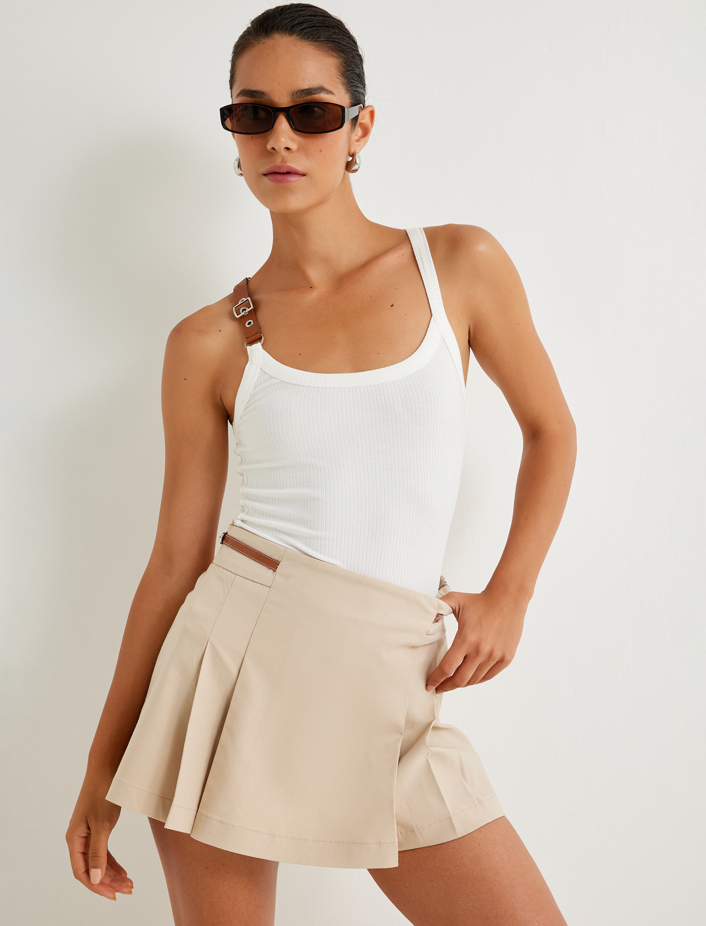   Pileli Mini Şort Etek Yarım Kemer Detaylı