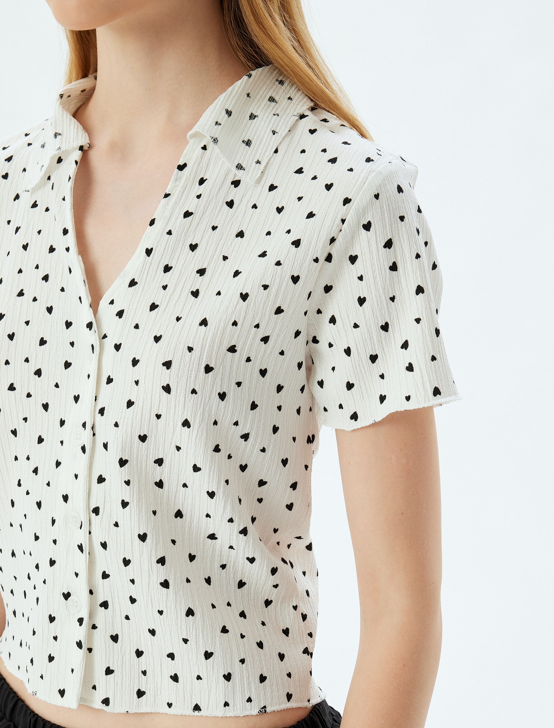   Kısa Kollu Tişört Gömlek Yaka Düğmeli Kalp Detaylı Bürümcük
