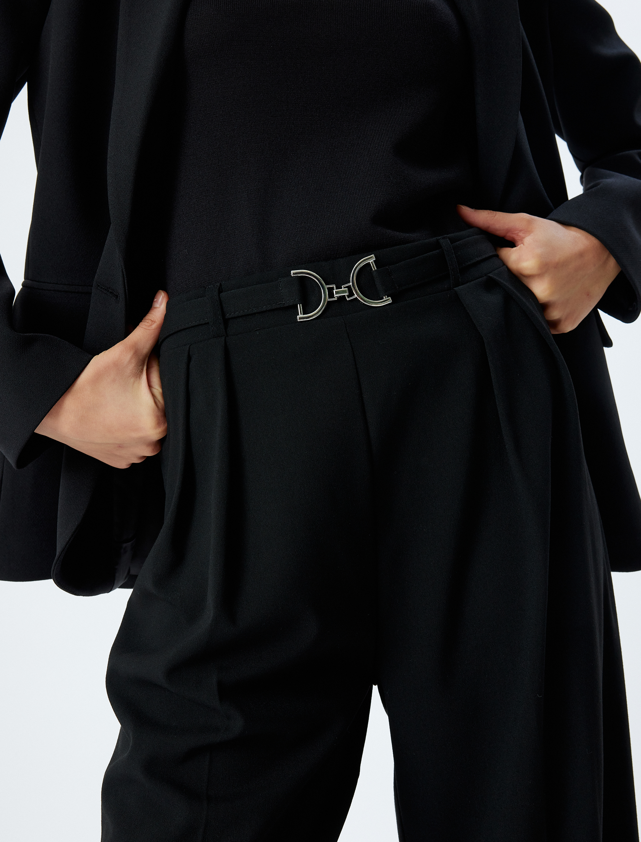   Geniş Paça Kumaş Pantolon Yüksek Bel Metal Aksesuar Detaylı Pileli