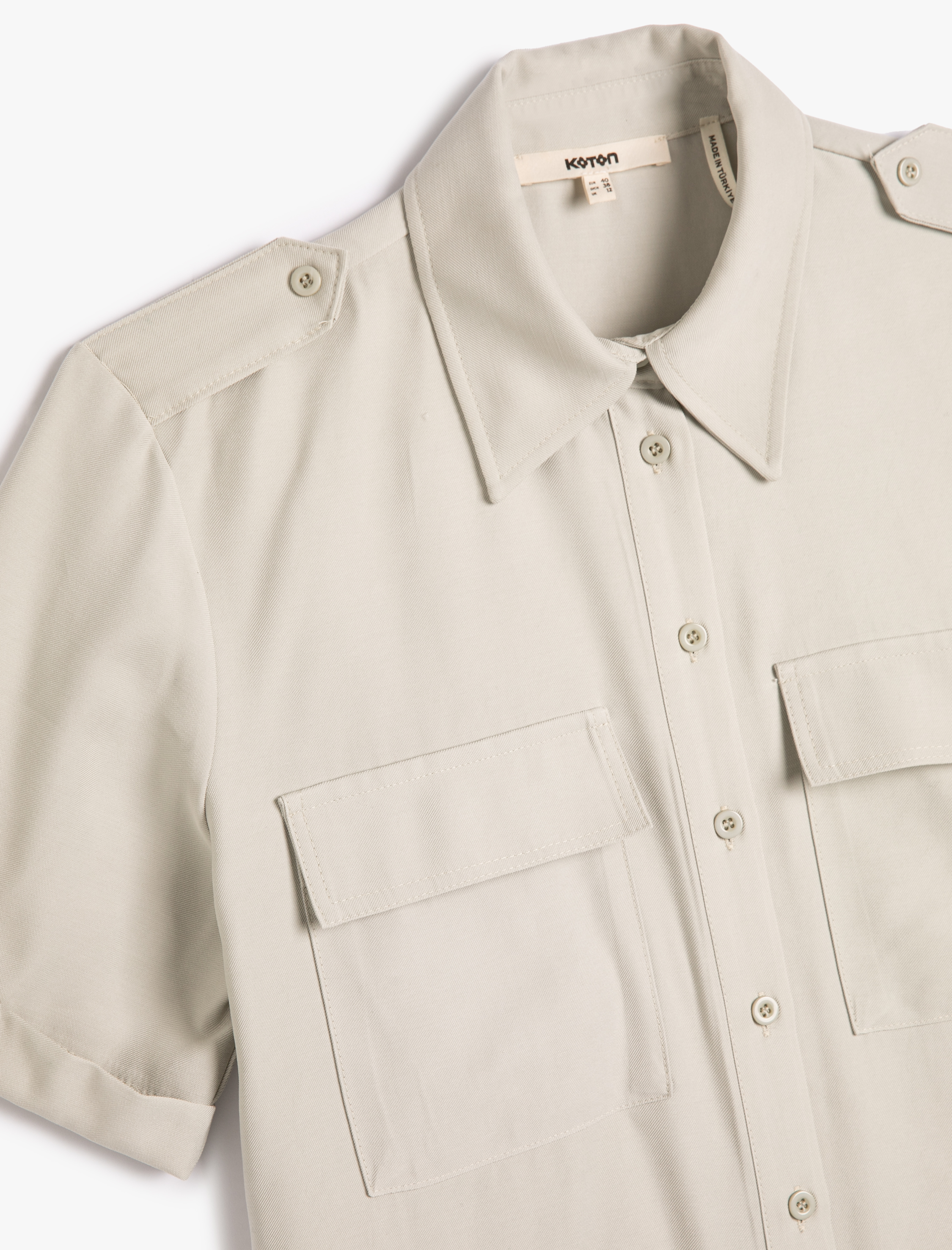   Apolet Detaylı Gömlek Cepli Kısa Kollu İpeksi Dokulu