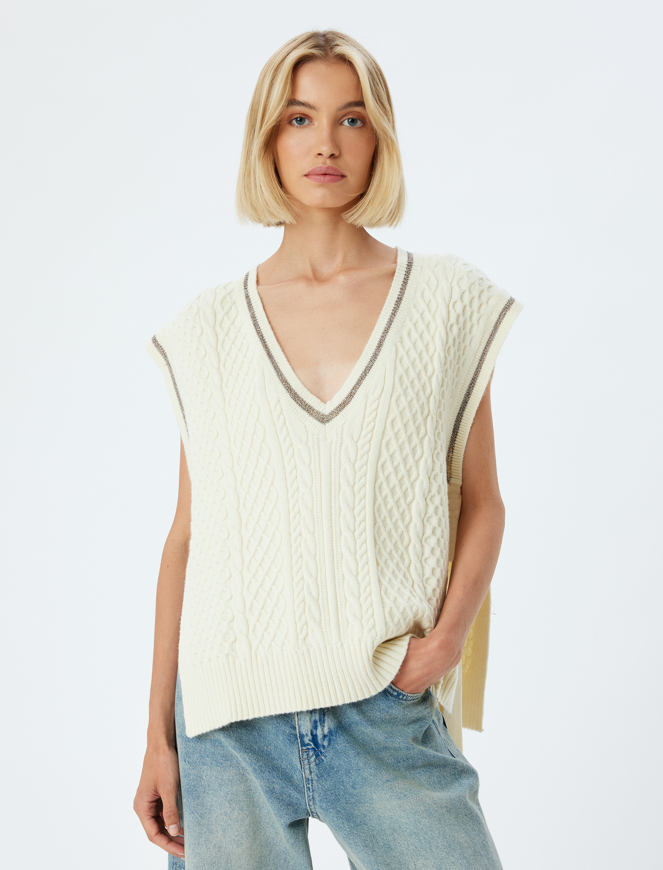   V yaka Triko Süveter Yanları Pencere Detaylı Bağlamalı Saç Örgü Desenli