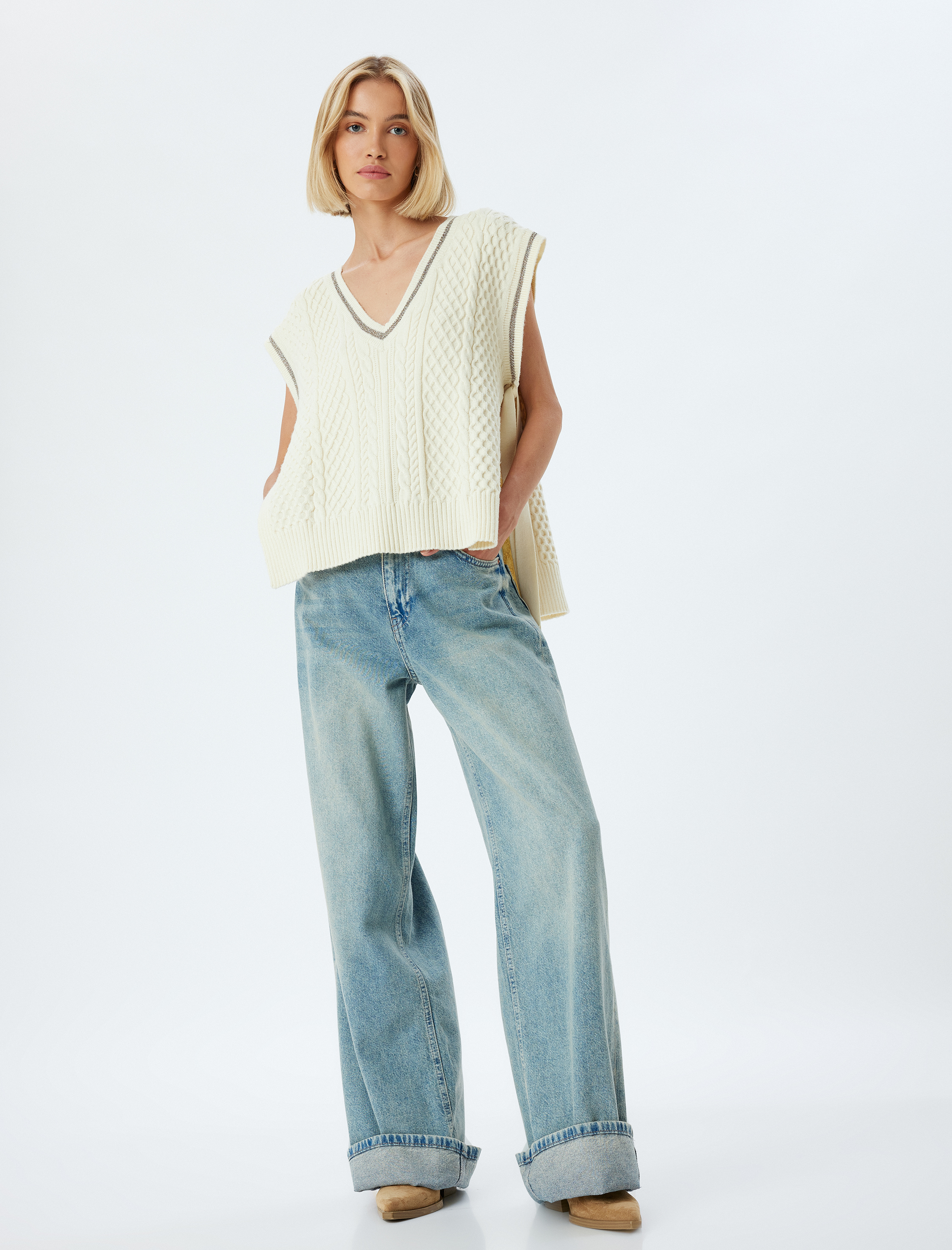   V yaka Triko Süveter Yanları Pencere Detaylı Bağlamalı Saç Örgü Desenli