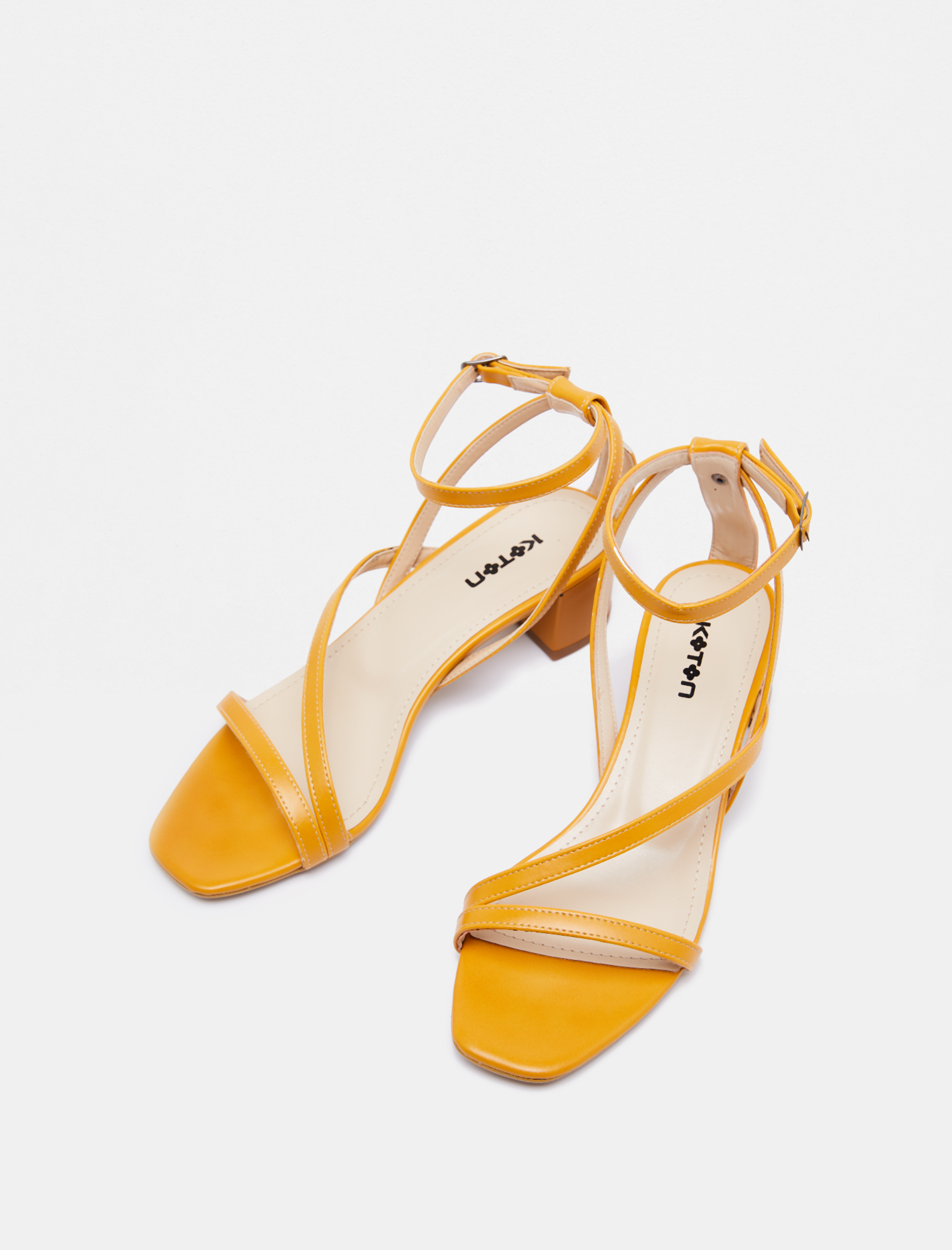  Kadın Toka Detaylı Topuklu Ayakkabı