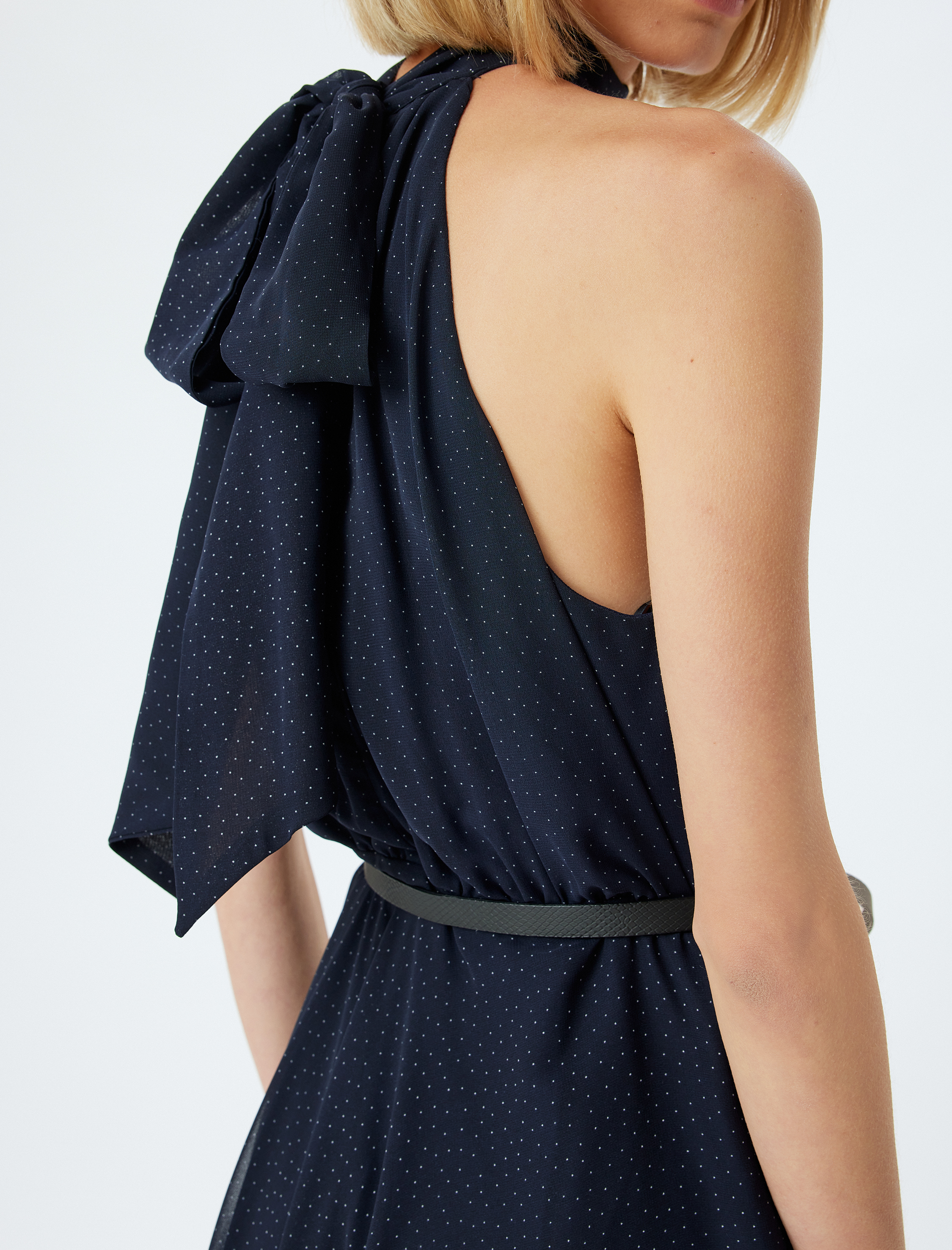   Puantiyeli Halter Yaka Elbise Midi Boy Kemerli Astarlı