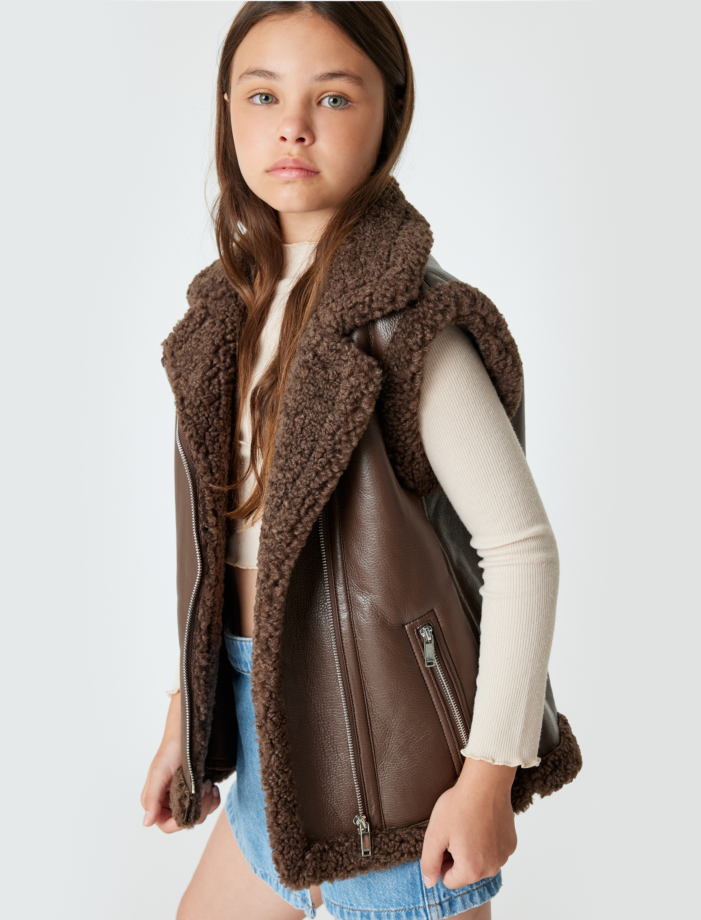  Kız Çocuk Peluş Detaylı Fermuarlı Suni Deri Yelek