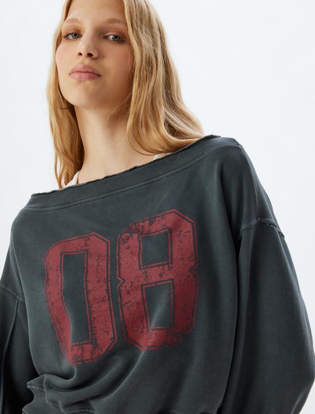 Crop Oversize Sweatshirt Yıkamalı Kolej Baskılı Kayık Yaka Uzun Kollu_1