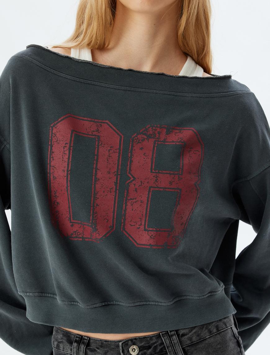   Crop Oversize Kolej Baskılı Kayık Yaka Sweatshirt