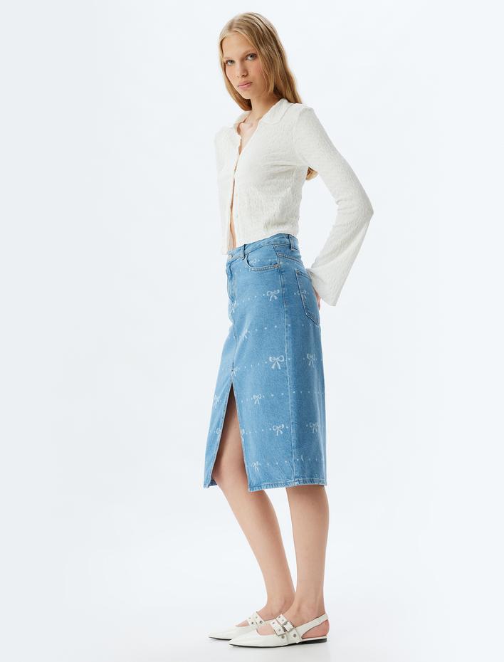  Yüksek Bel Fiyonk Desenli Yırtmaç Detaylı Midi Denim Etek