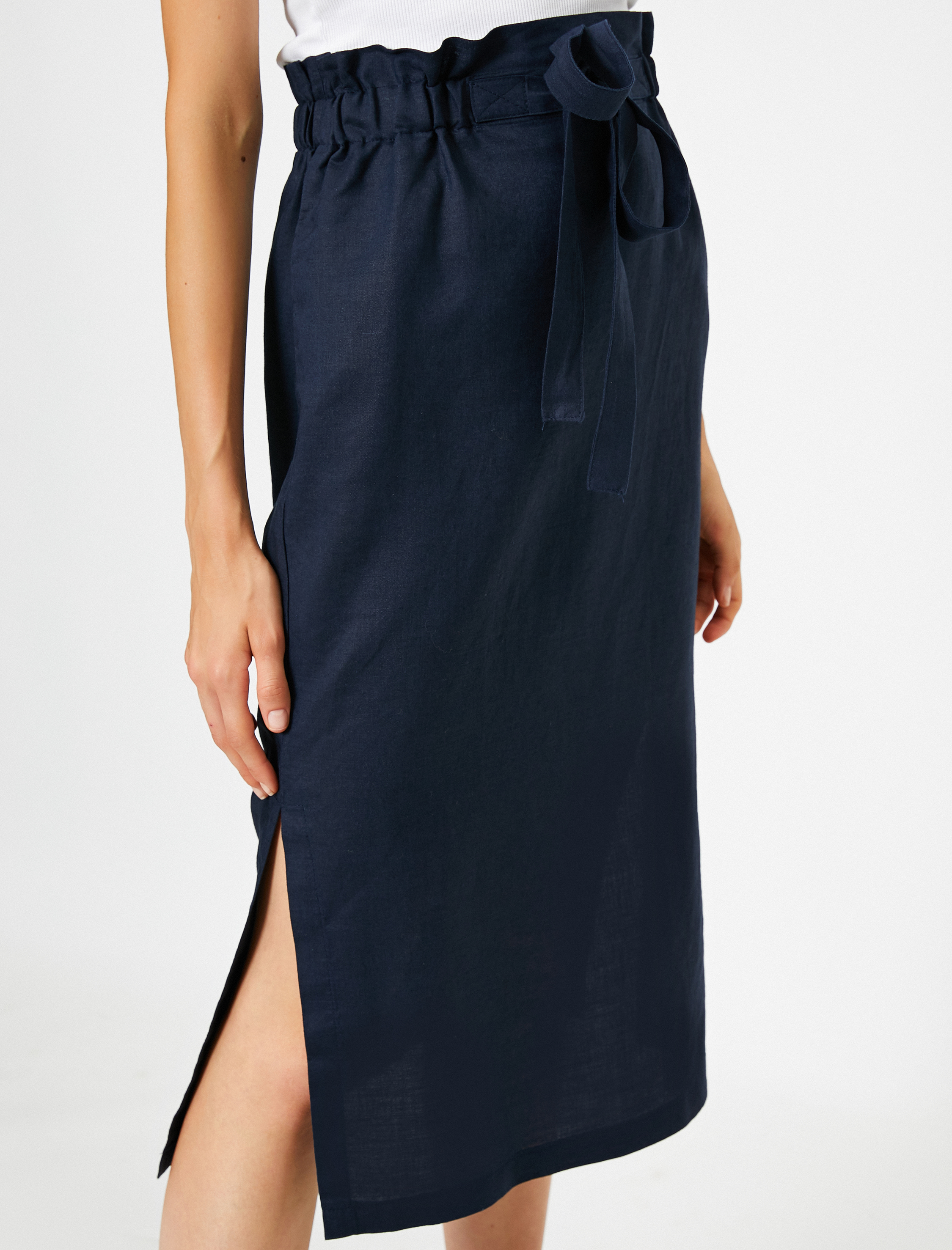   Beli Bağlamalı Yırtmaç Detaylı Midi Etek