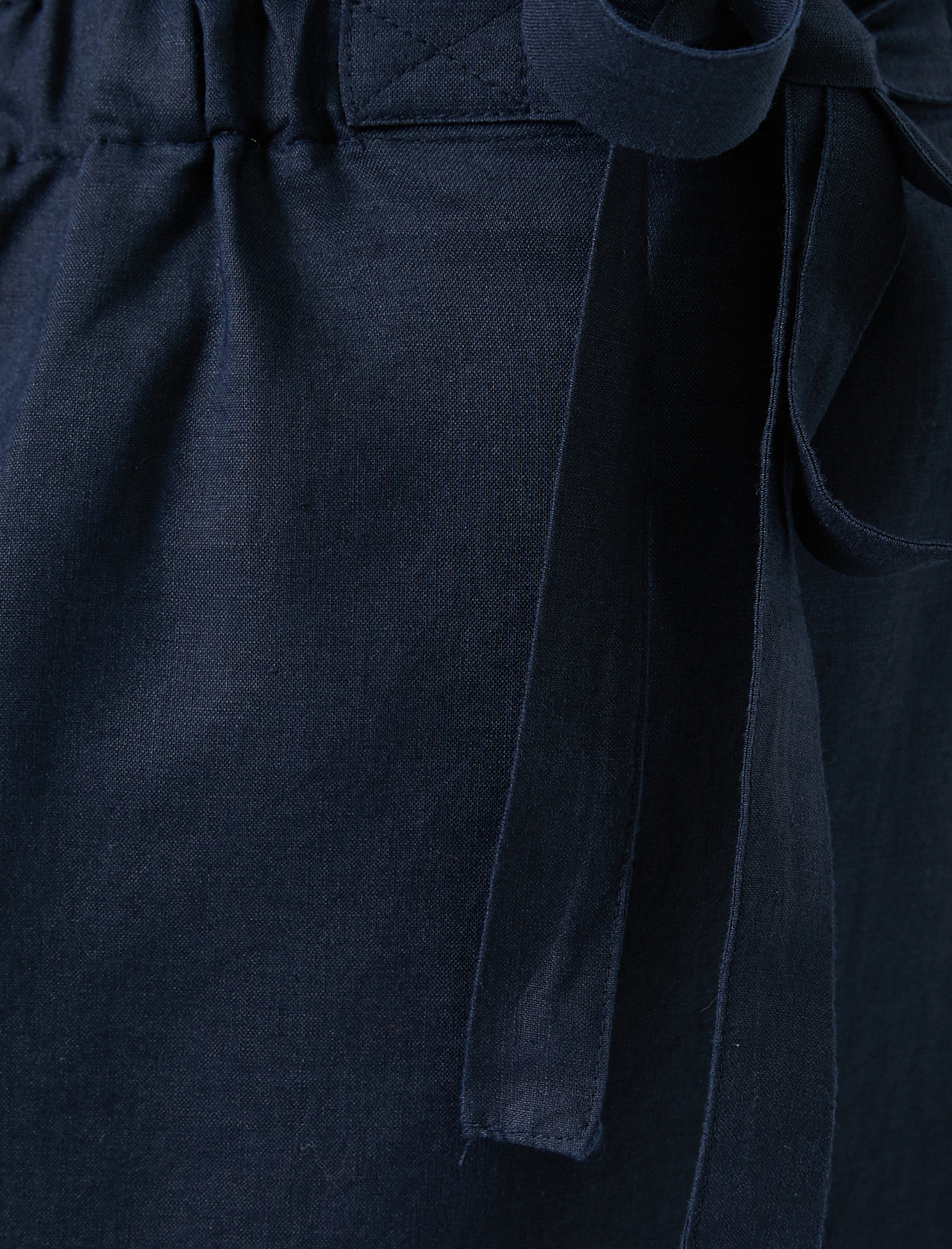   Beli Bağlamalı Yırtmaç Detaylı Midi Etek