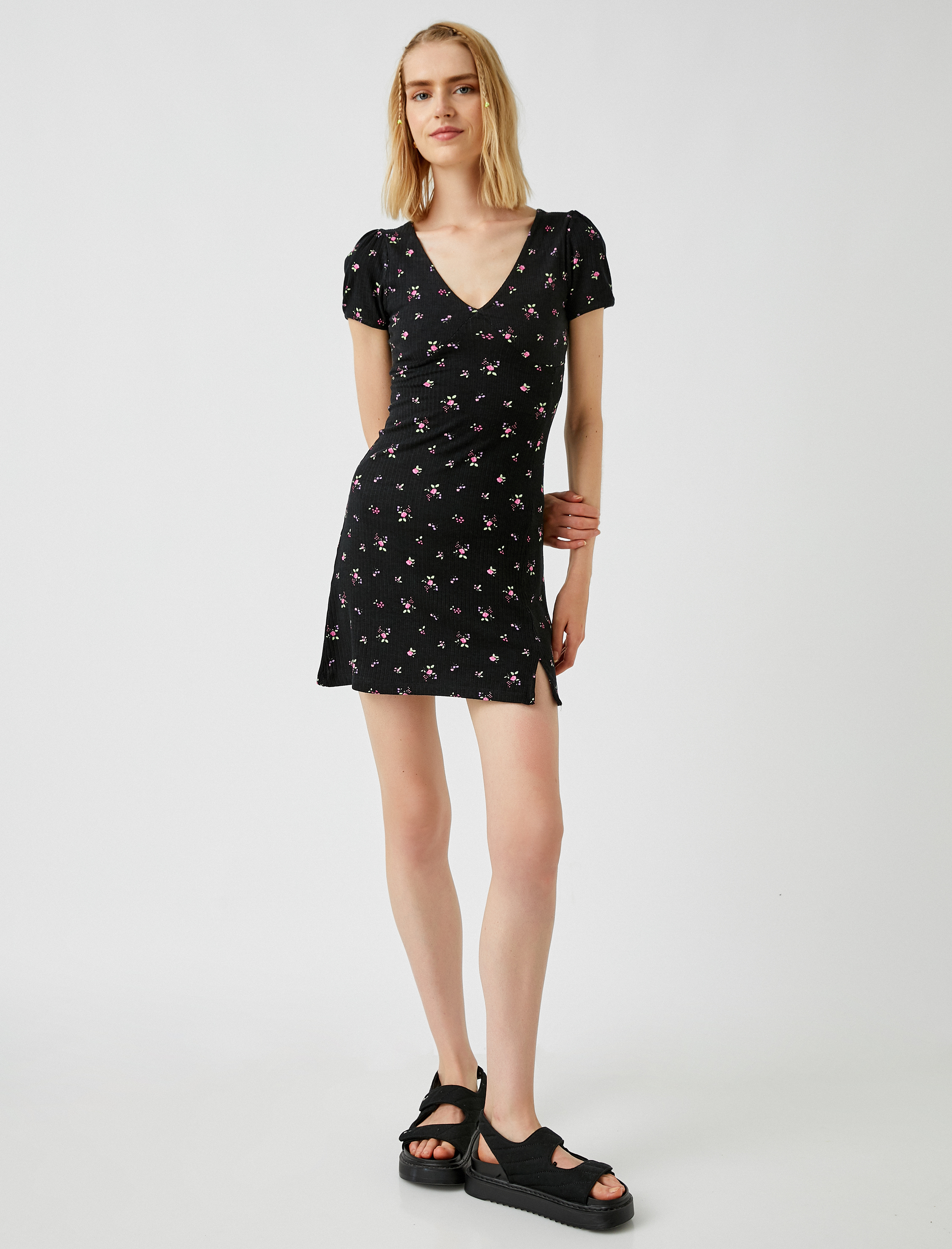   Desenli Sırt Detaylı Elbise