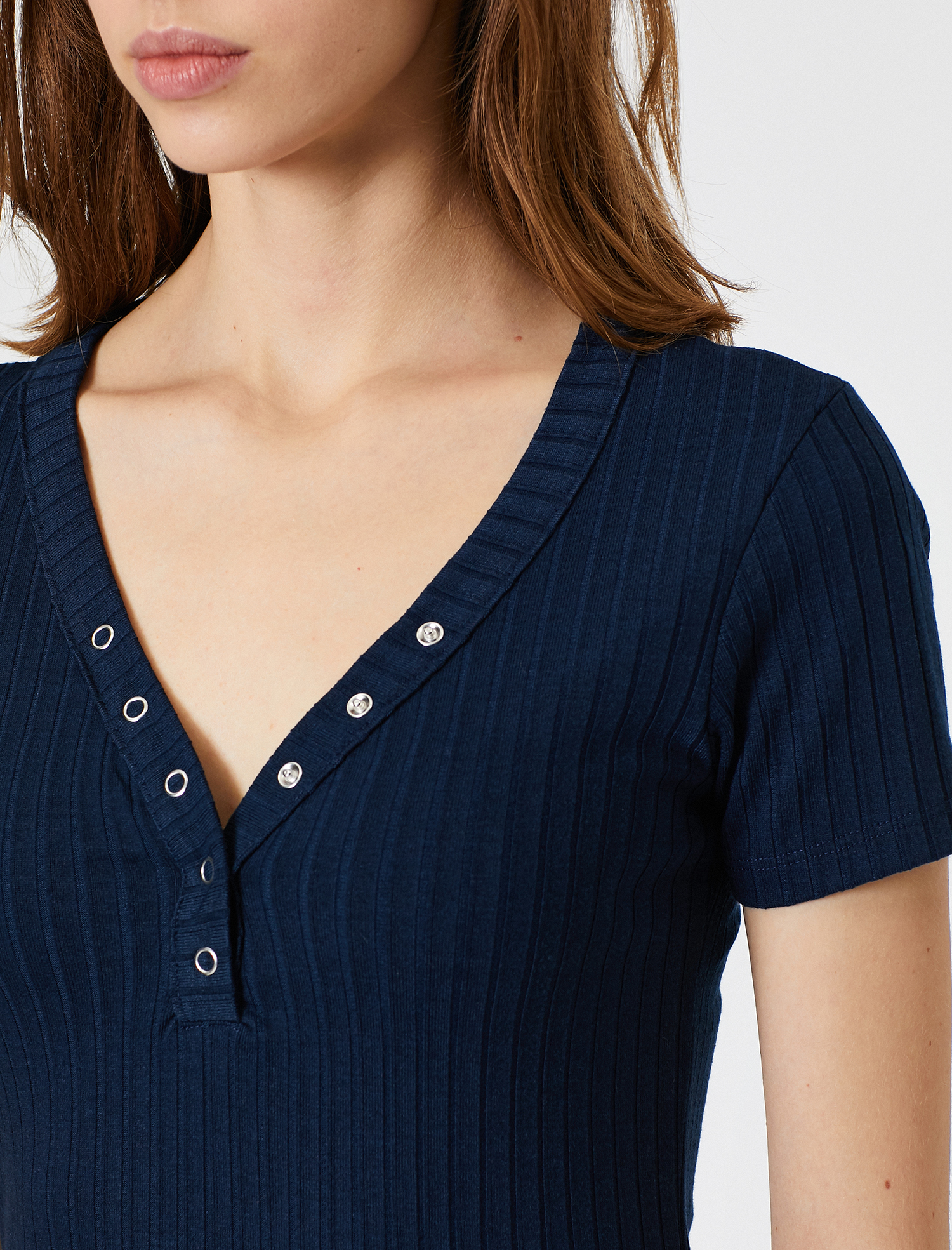   Çıtçıt Detaylı V Yaka Tişört