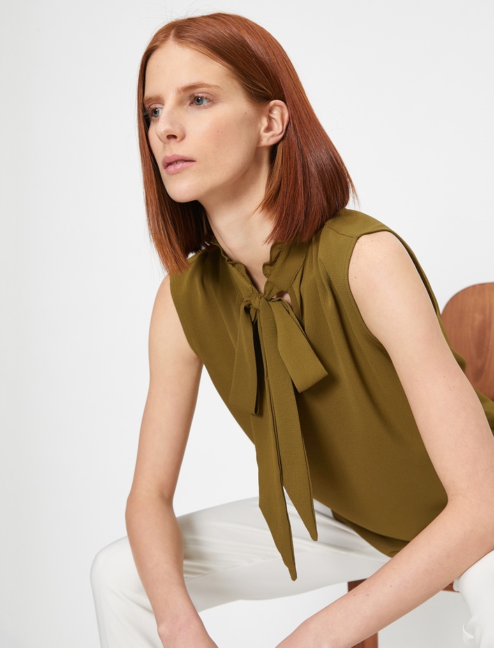  Fular Detaylı Kısa Kollu Bluz