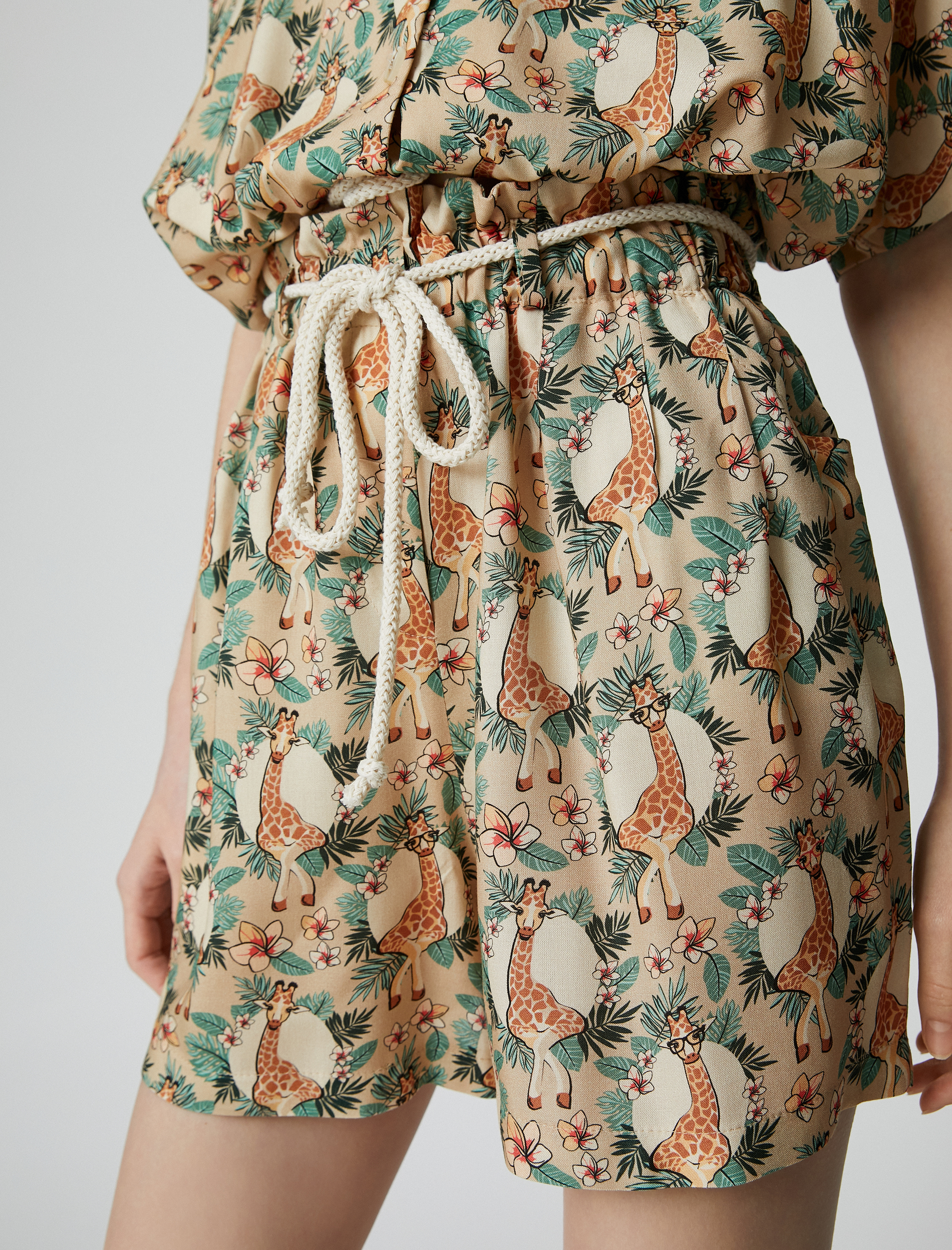   Desenli Şort Etek Kemer Detaylı Rahat Kesim