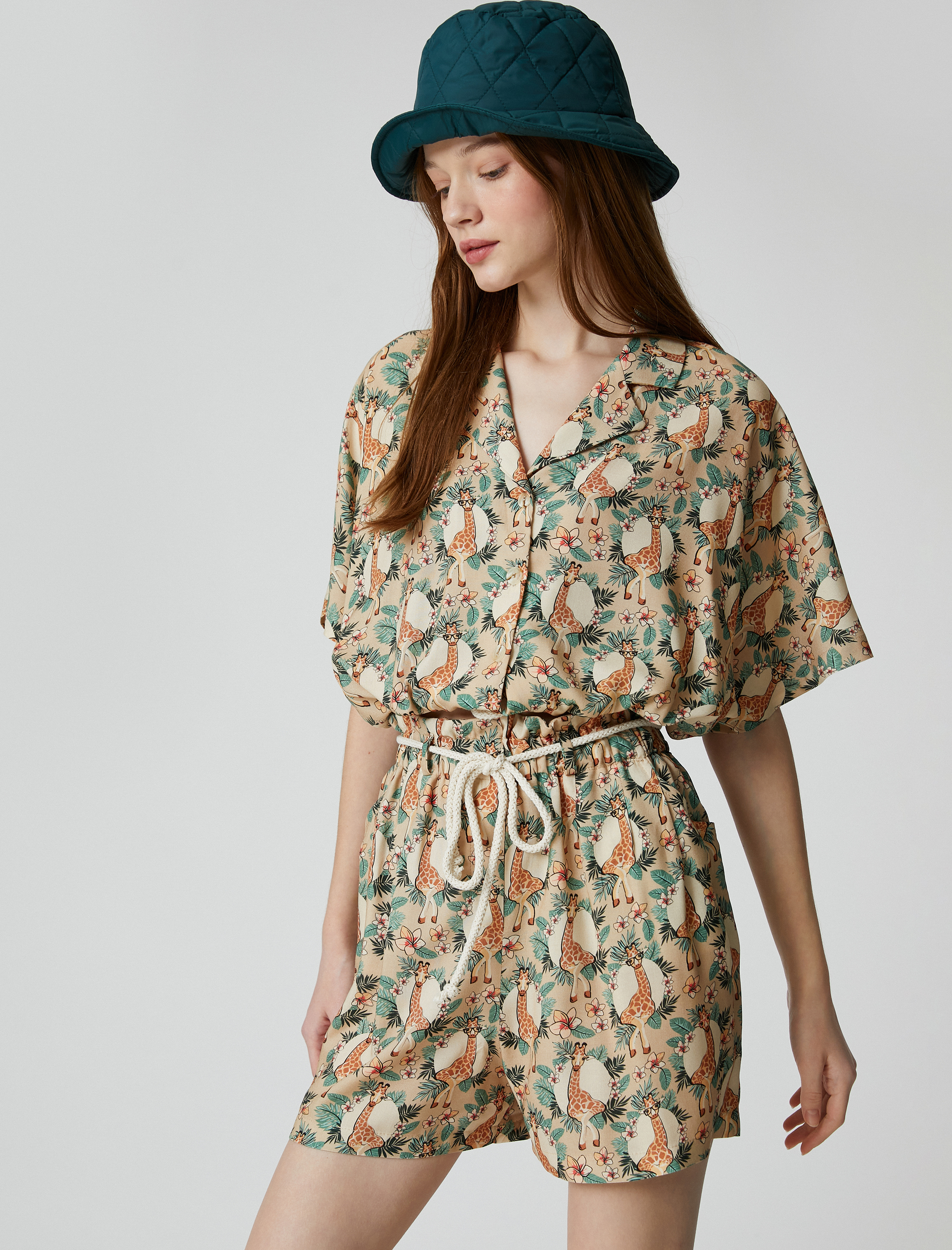   Desenli Şort Etek Kemer Detaylı Rahat Kesim