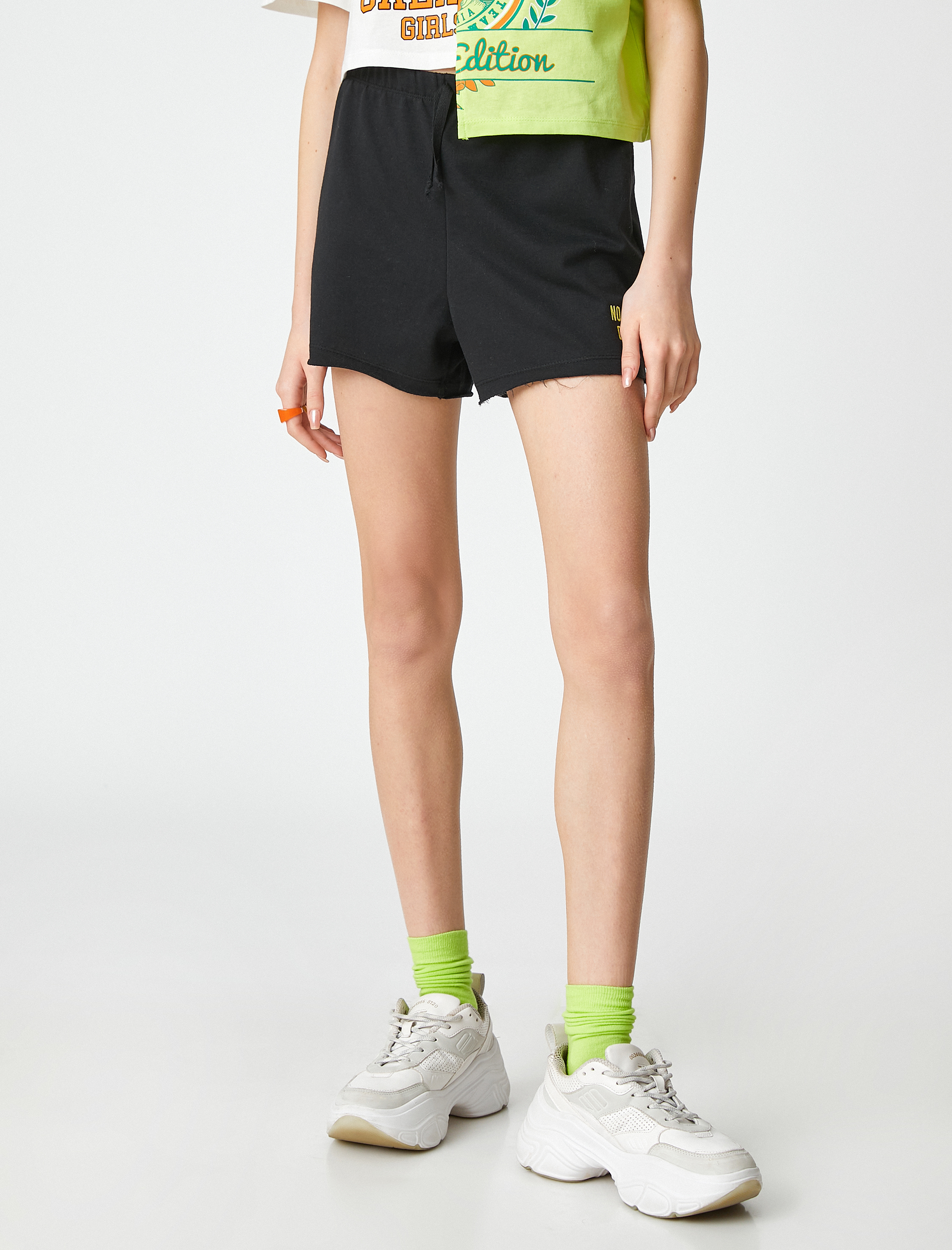   Mini Spor Şort Nakış Detaylı Beli Bağlamalı