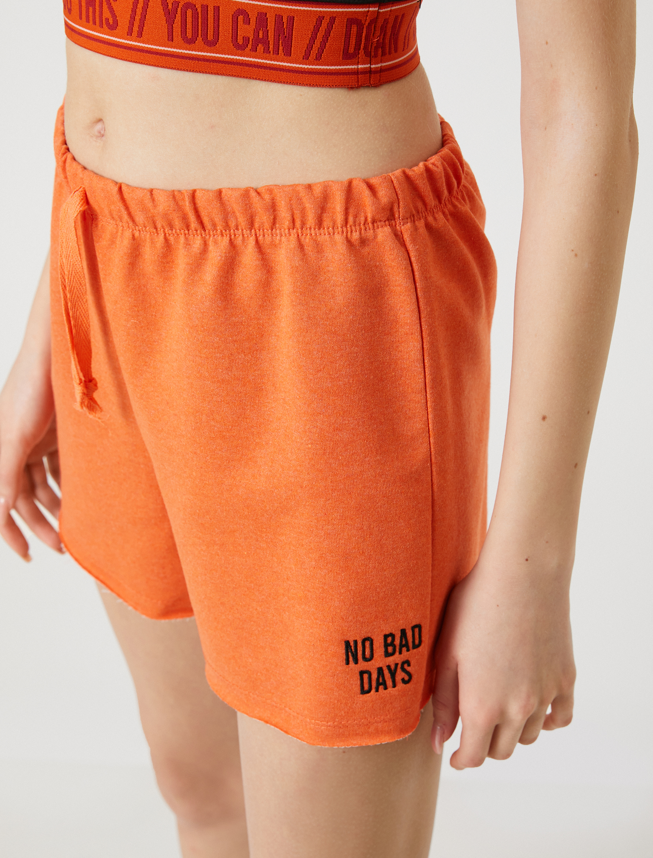   Mini Spor Şort Nakış Detaylı Beli Bağlamalı