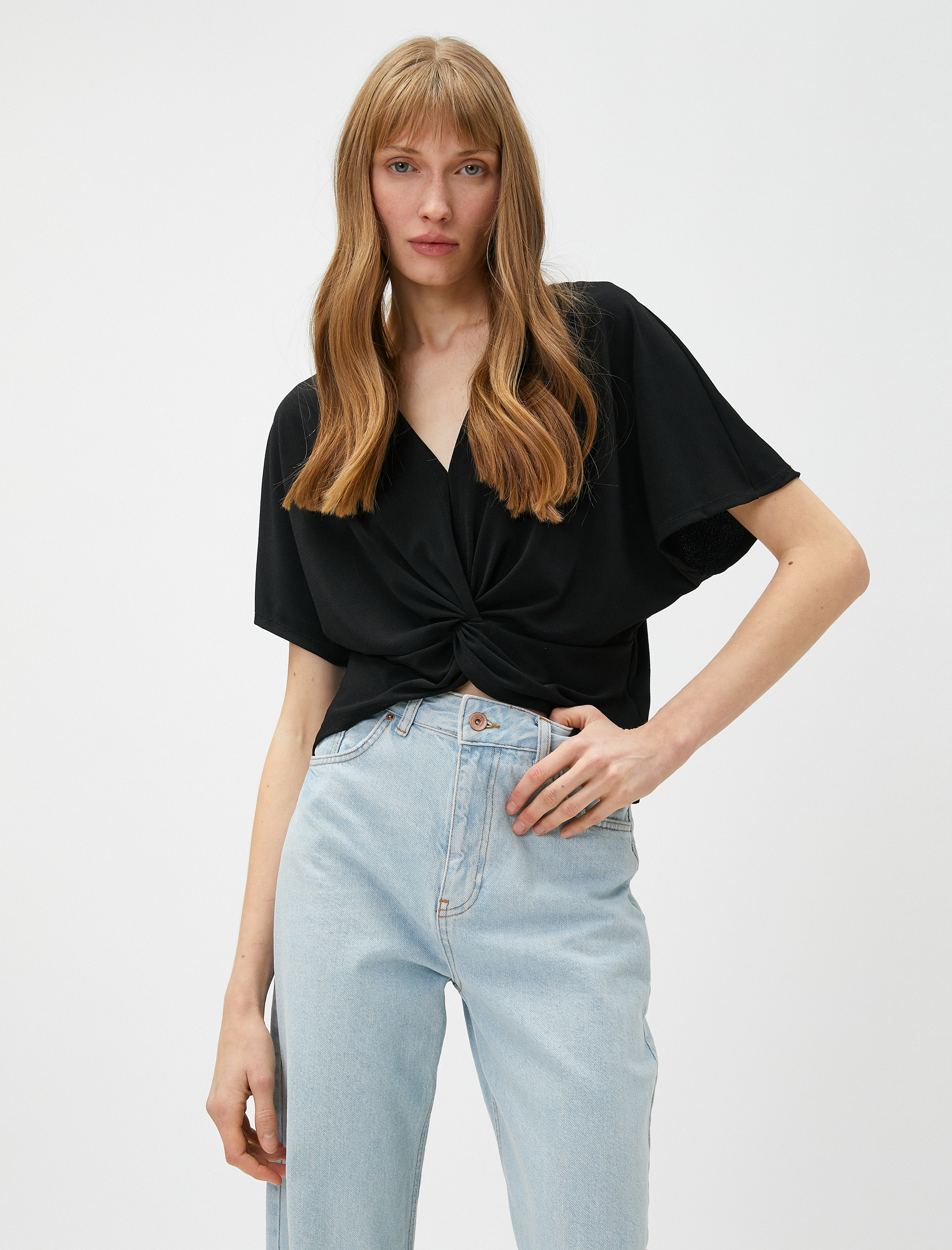   Burgu Detaylı Tişört V Yaka Kısa Kollu