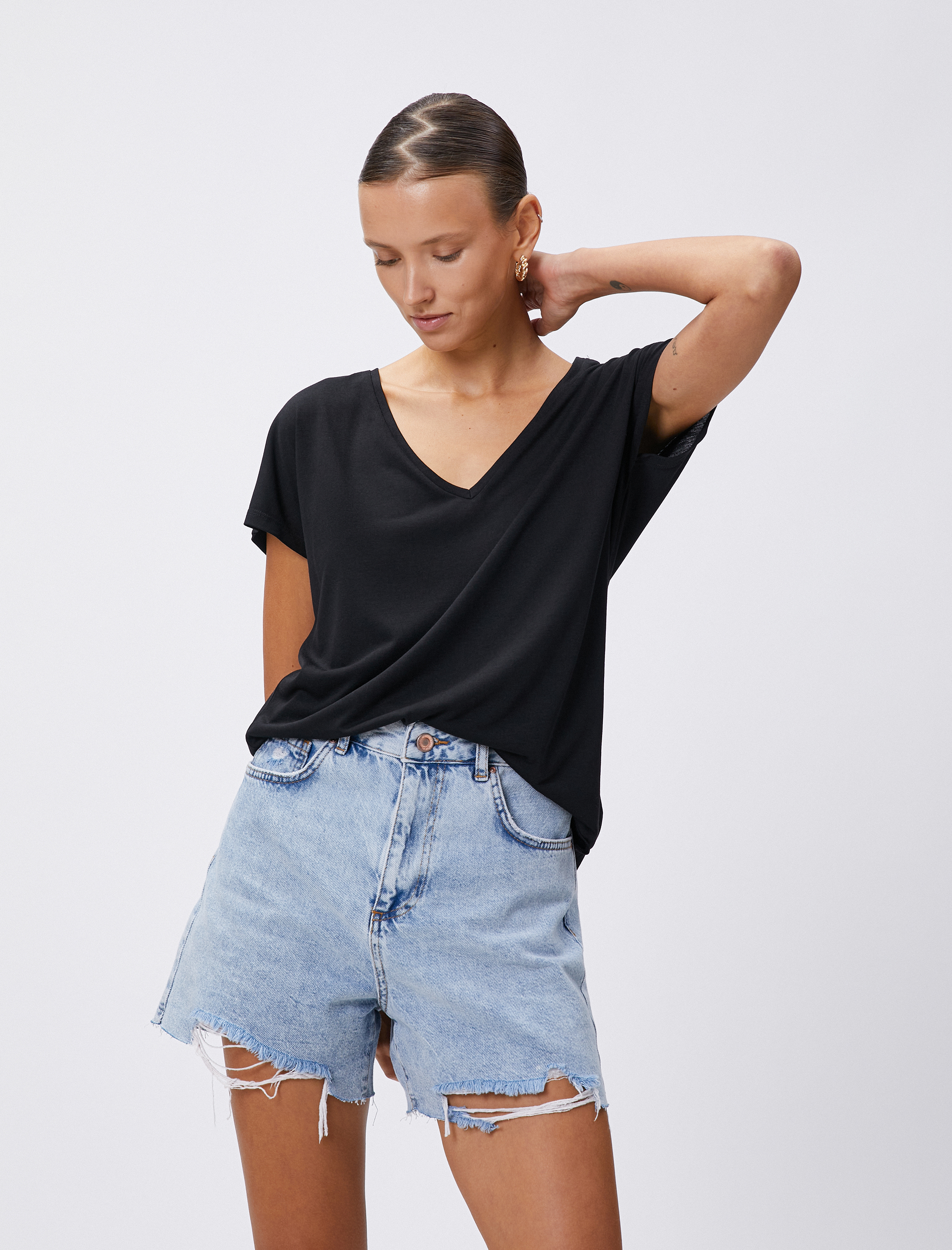   V Yaka Basic Tişört Yırtmaç Detaylı