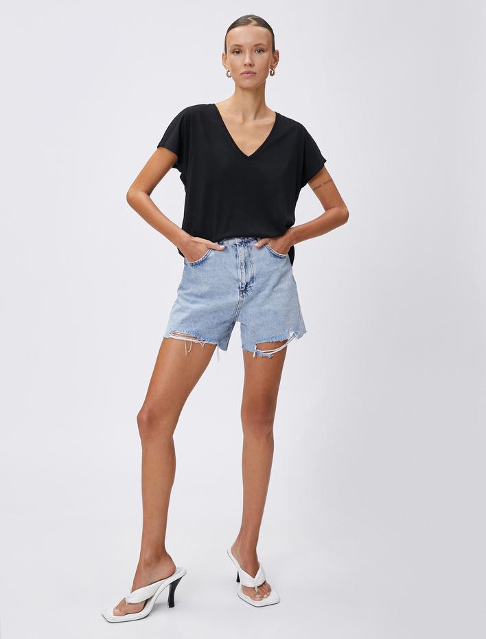  V Yaka Basic Tişört Yırtmaç Detaylı