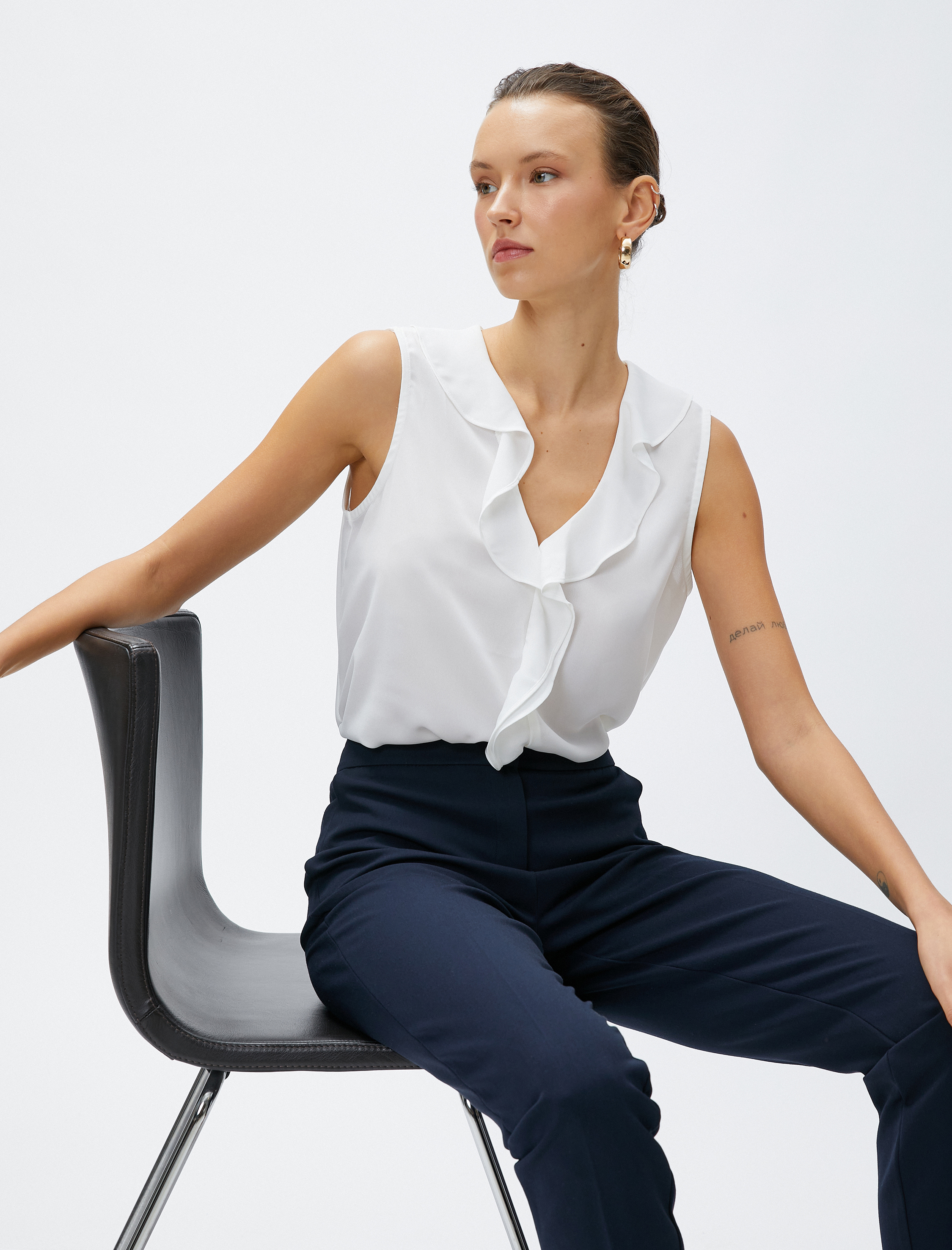   Volanlı Kolsuz Bluz V Yaka