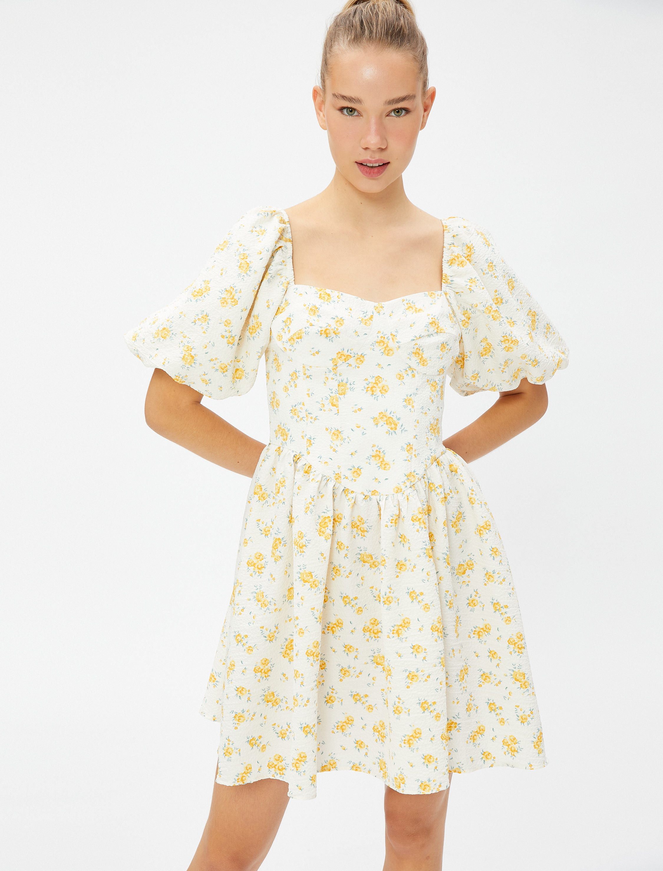   Çiçekli Elbise Mini Balon Kollu Kalp Yaka