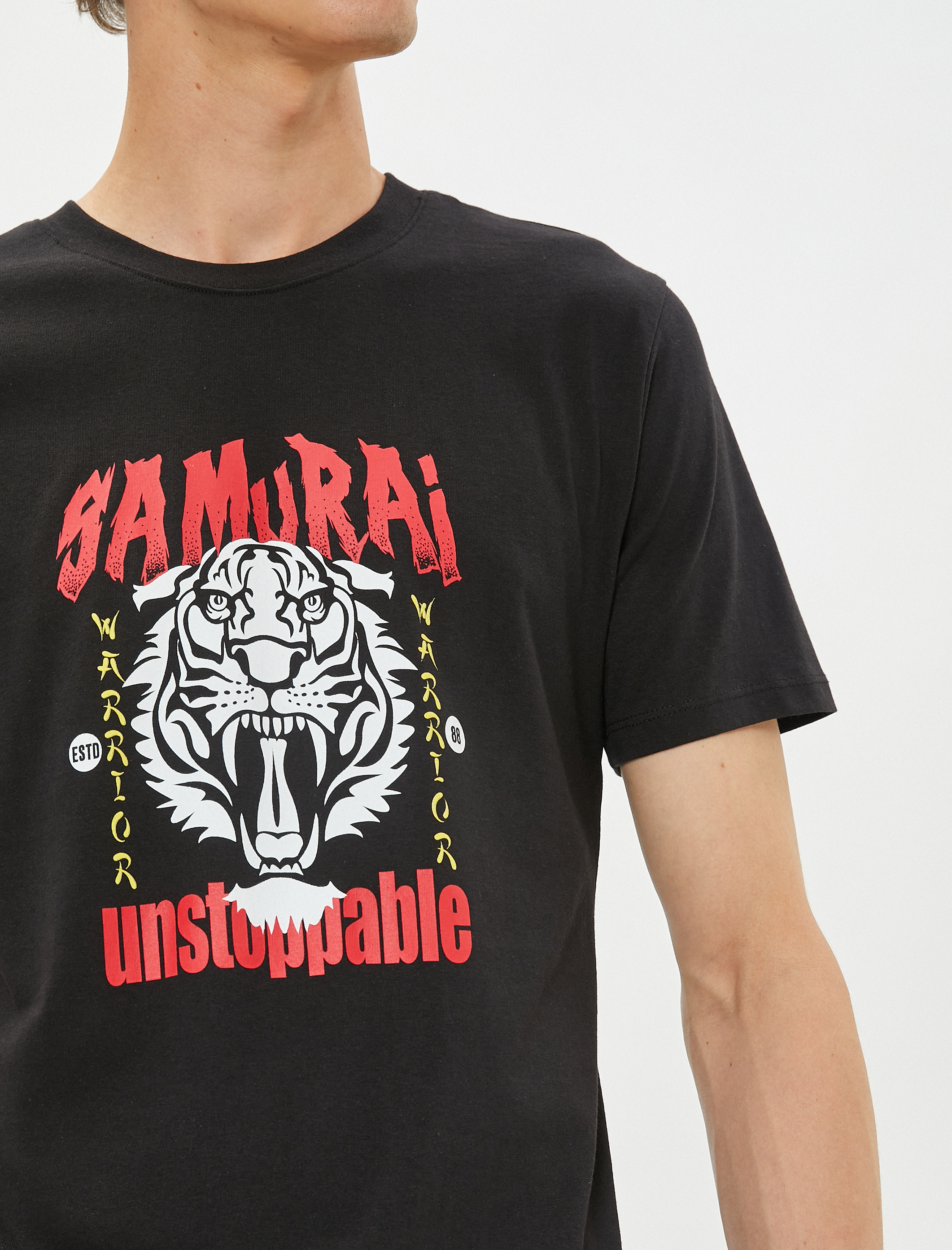   Uzakdoğu Baskılı Tişört Bisiklet Yaka Dar Kesim Pamuklu