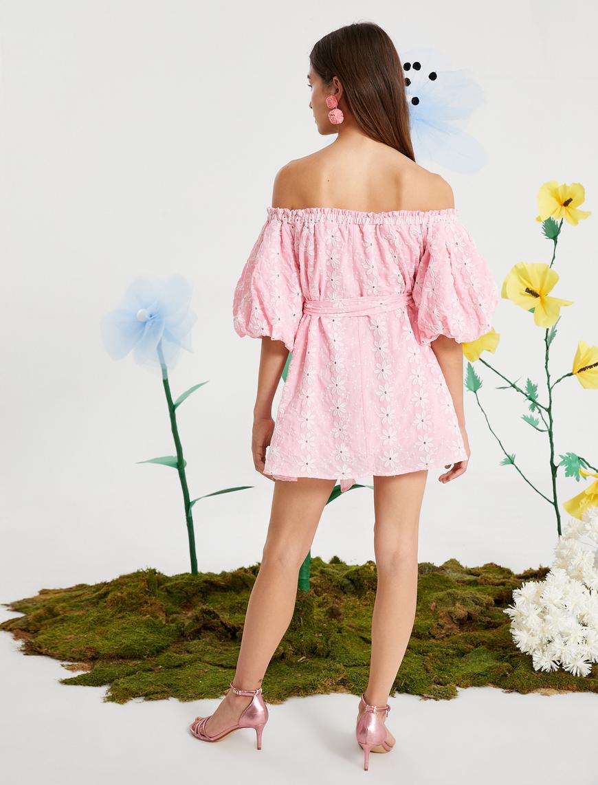   Omzu Açık Papatyalı Mini Elbise