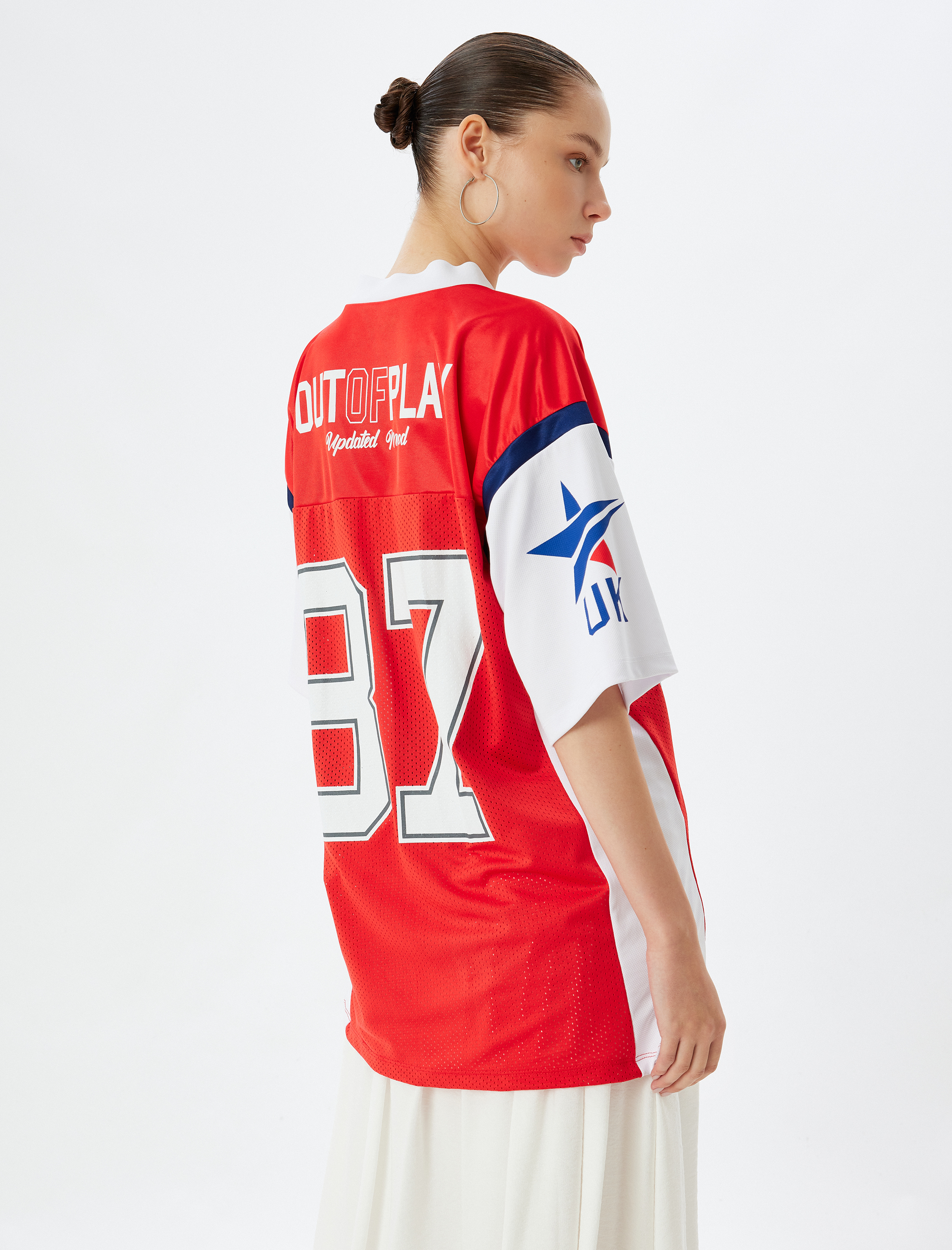   Oversize Tişört V Yaka Arkası Kolej Baskılı Kısa Kollu File Detaylı