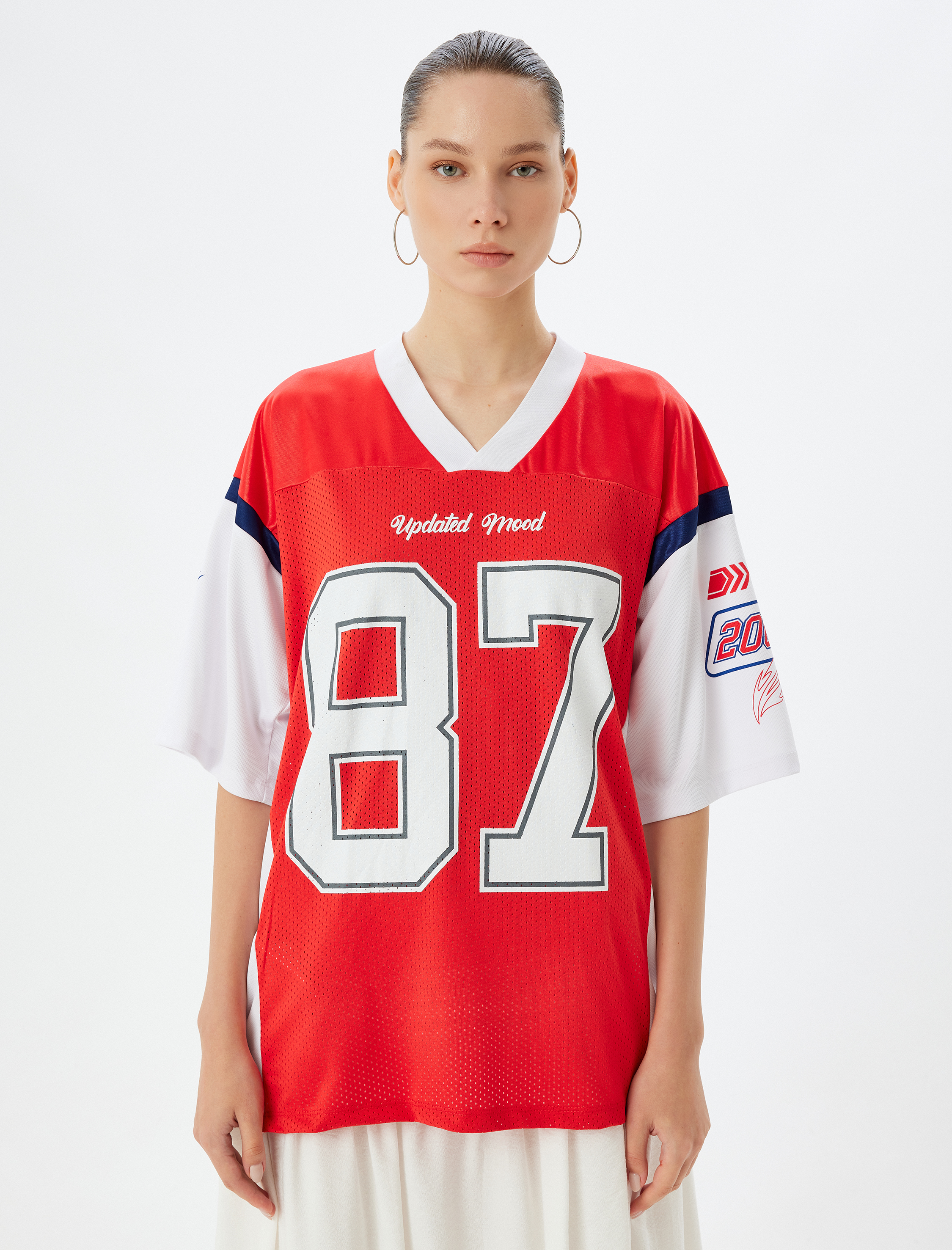   Oversize Tişört V Yaka Arkası Kolej Baskılı Kısa Kollu File Detaylı