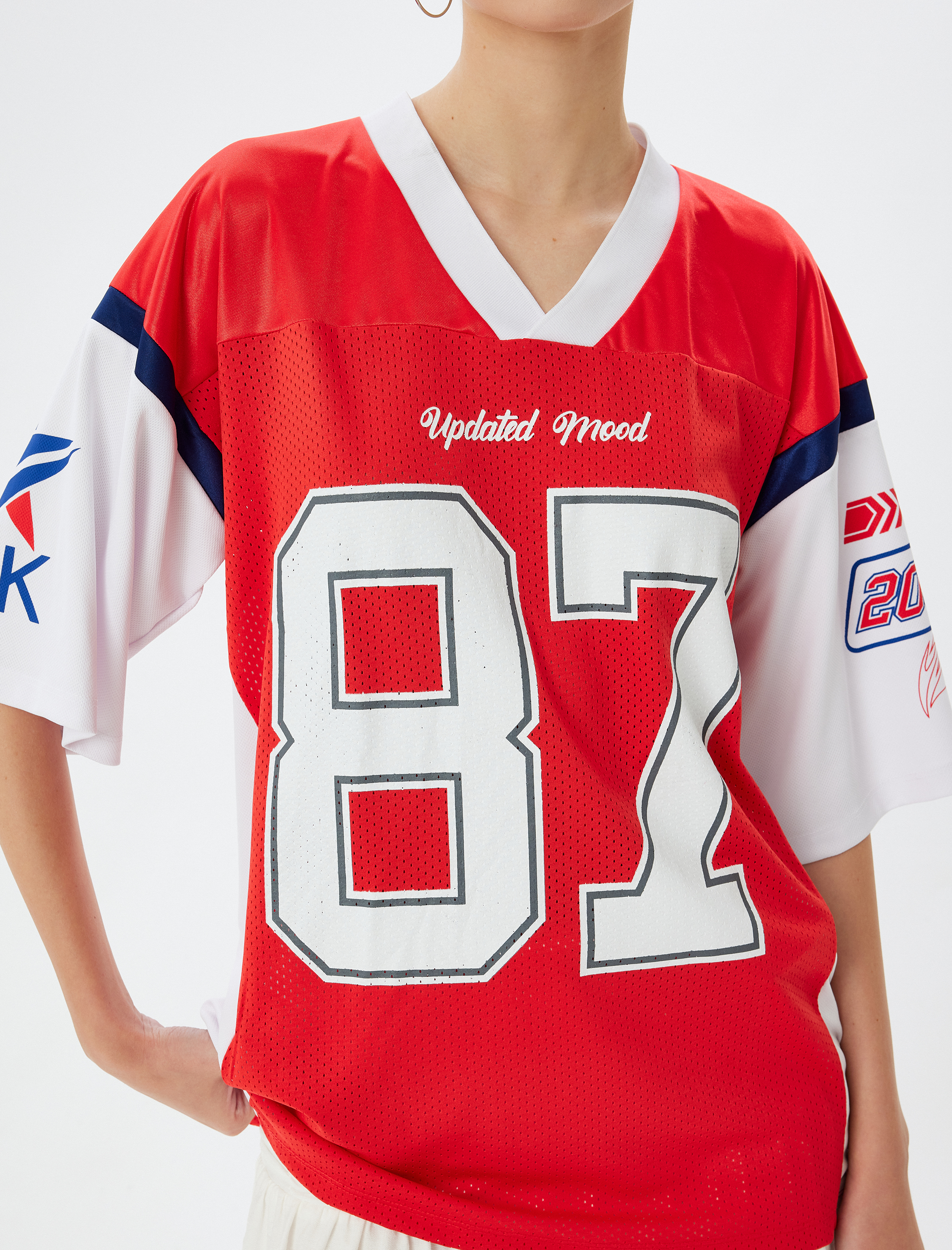   Oversize Tişört V Yaka Arkası Kolej Baskılı Kısa Kollu File Detaylı