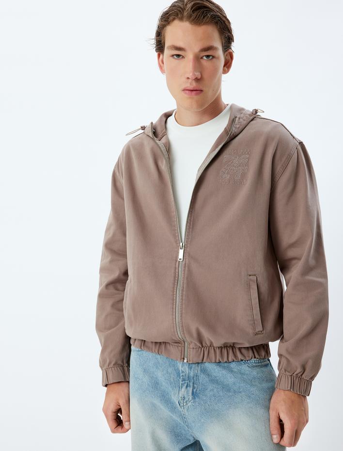  Fermuarlı Pamuklu Cep Detaylı İşlemeli Kapşonlu Kot Ceket