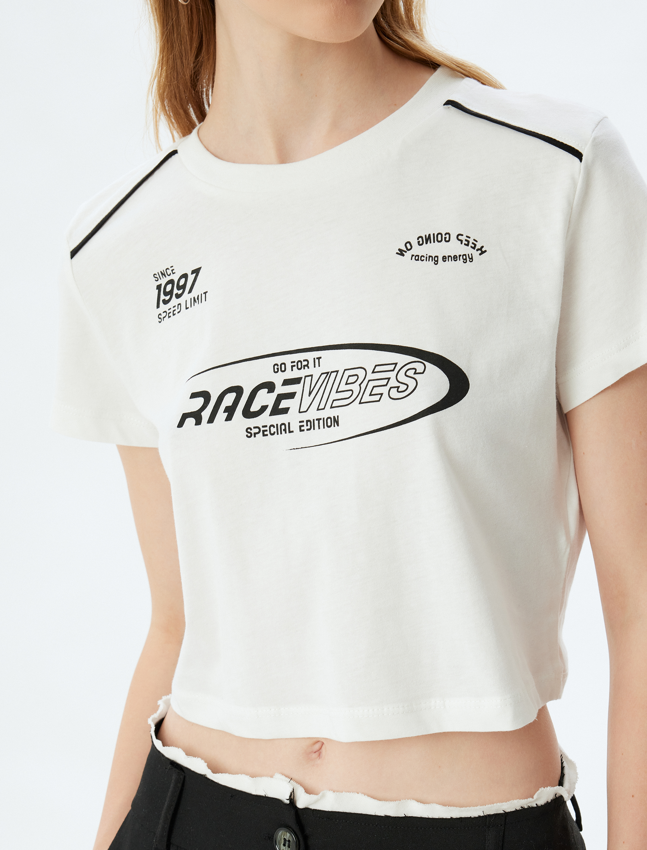   Arkası Slogan Baskılı Kısa Kollu Bisiklet Yaka Crop Tişört