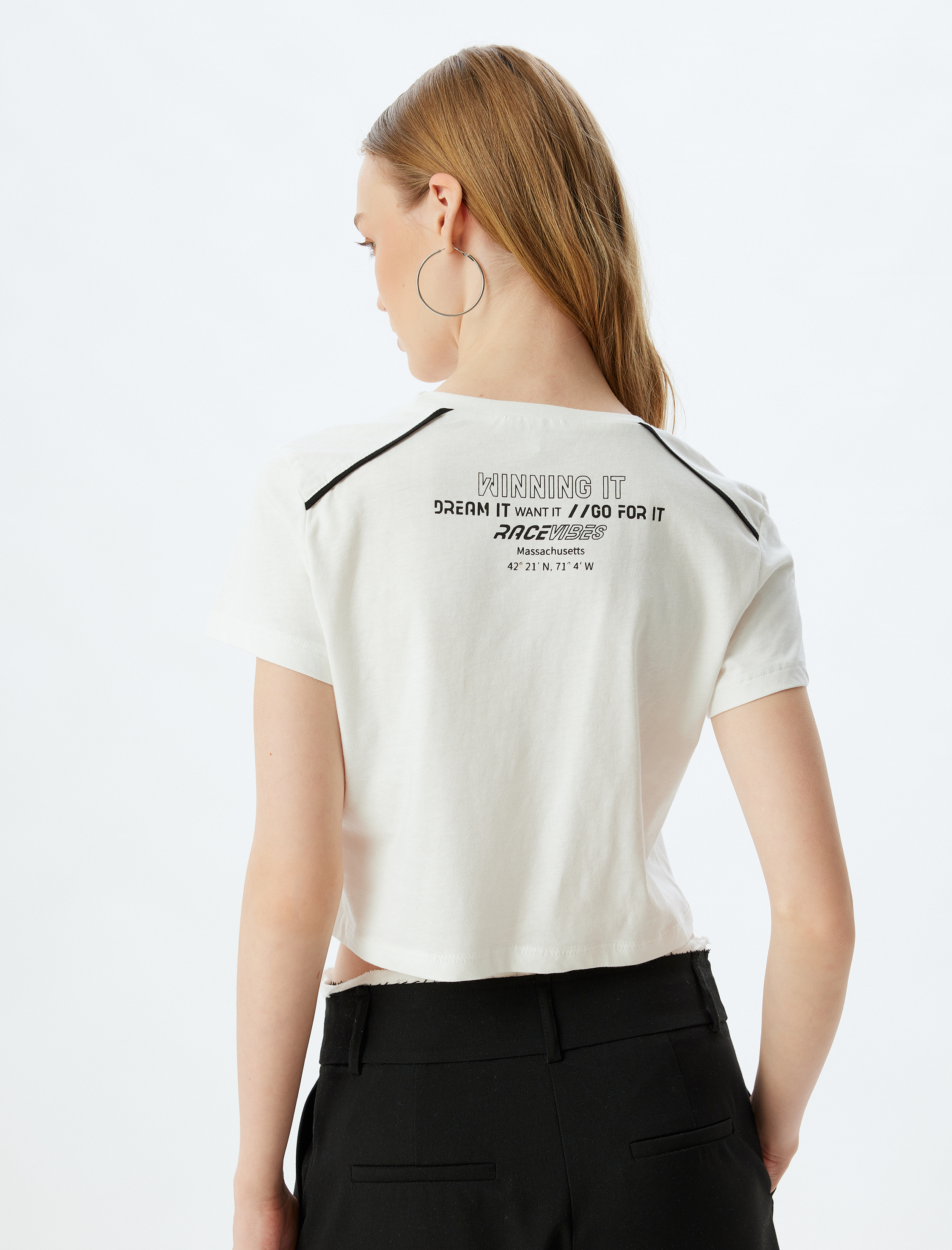   Arkası Slogan Baskılı Kısa Kollu Bisiklet Yaka Crop Tişört