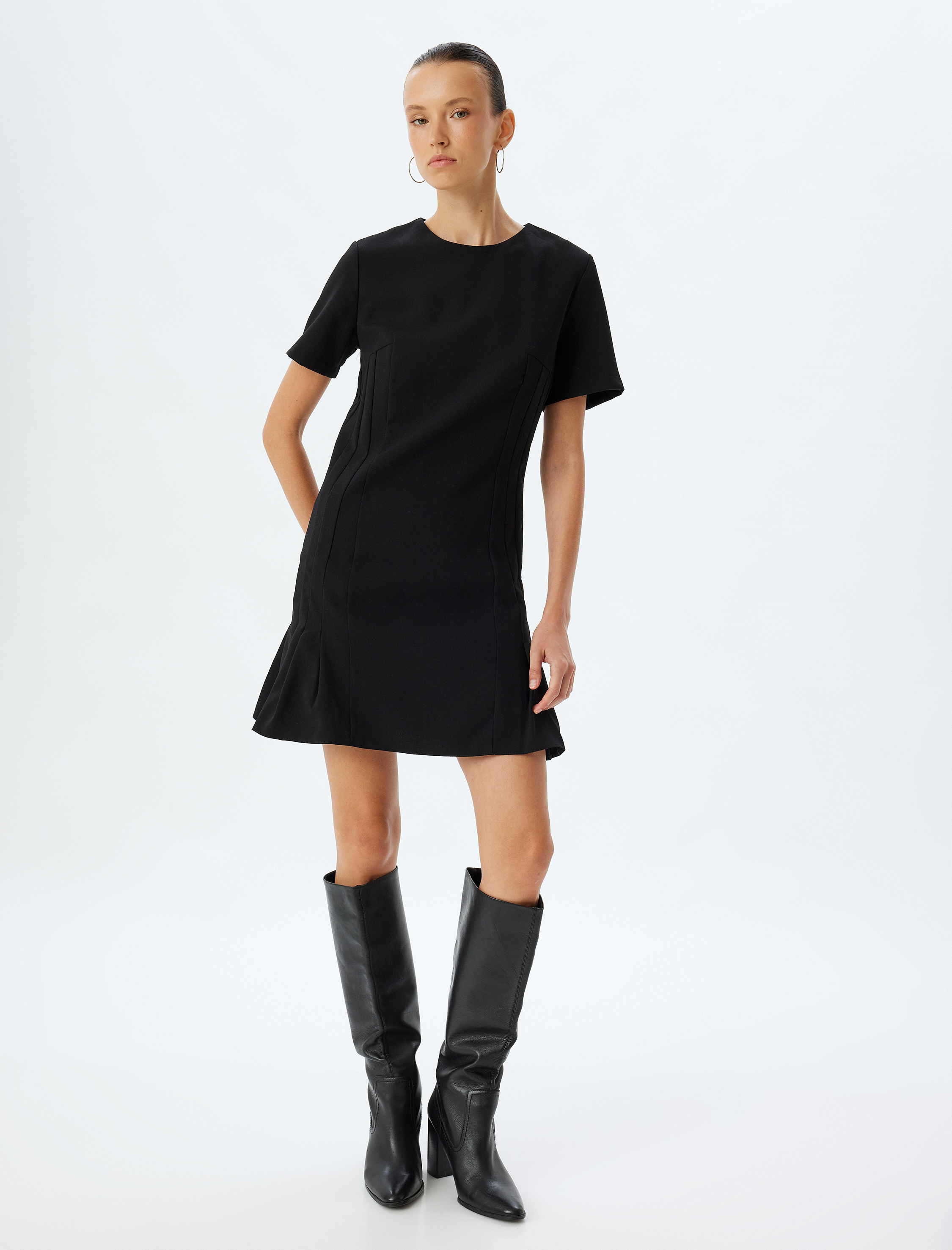   Krep Kumaş A Kesim Kısa Kollu Yuvarlak Yaka Fırfırlı Mini Elbise