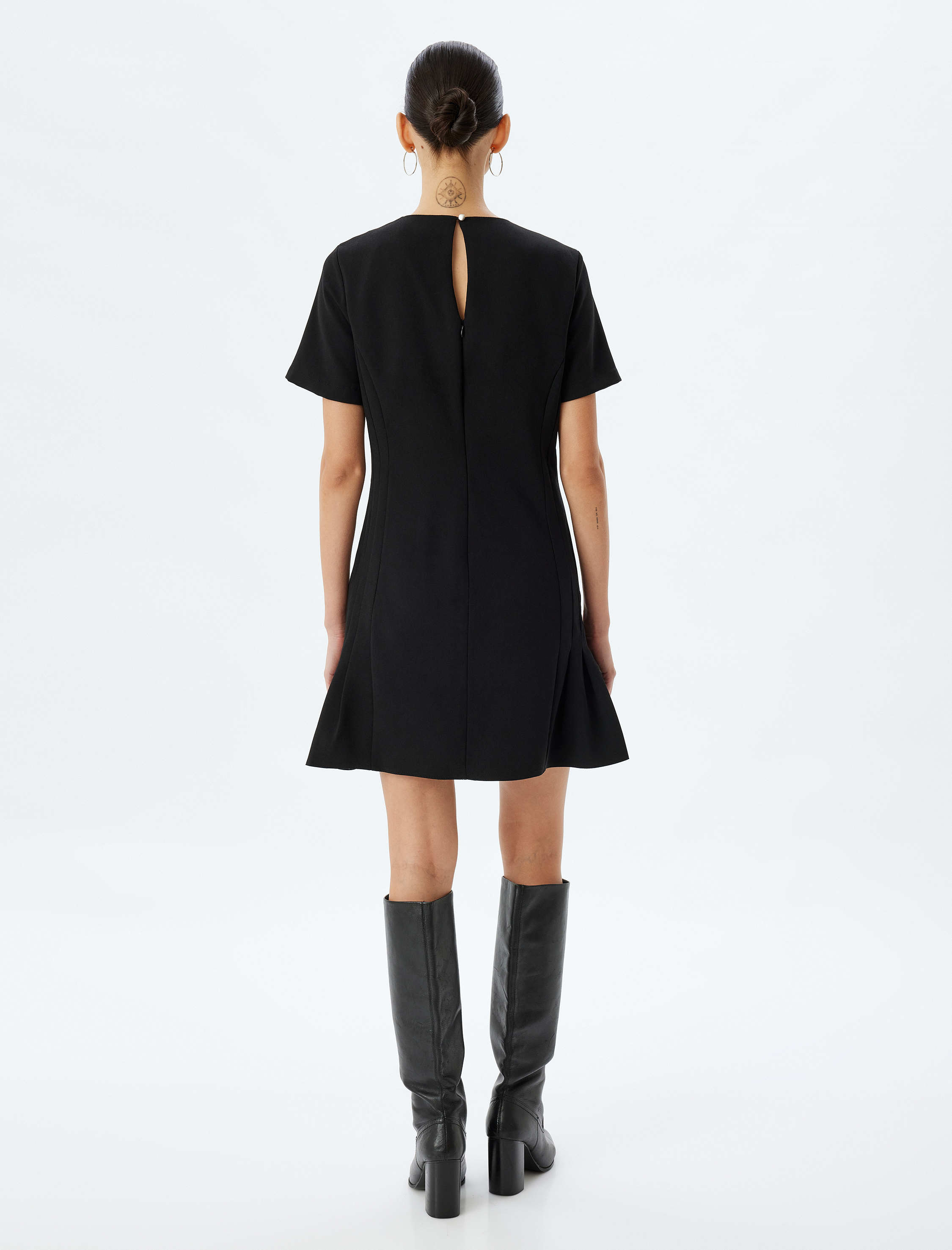   Krep Kumaş A Kesim Kısa Kollu Yuvarlak Yaka Fırfırlı Mini Elbise