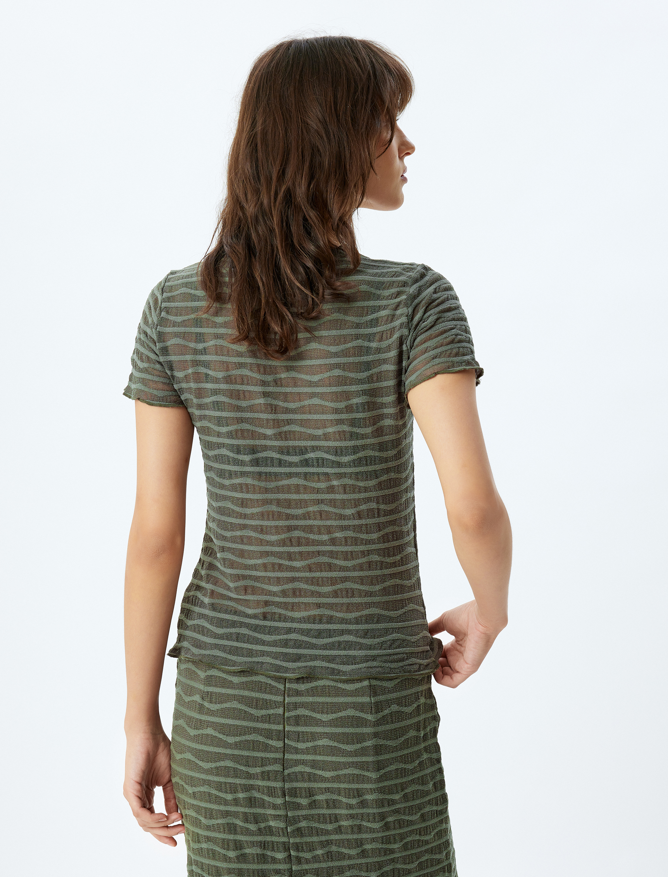   Kısa Kollu Yuvarlak Yaka Çizgili Yarı Transparan Crop Tişört