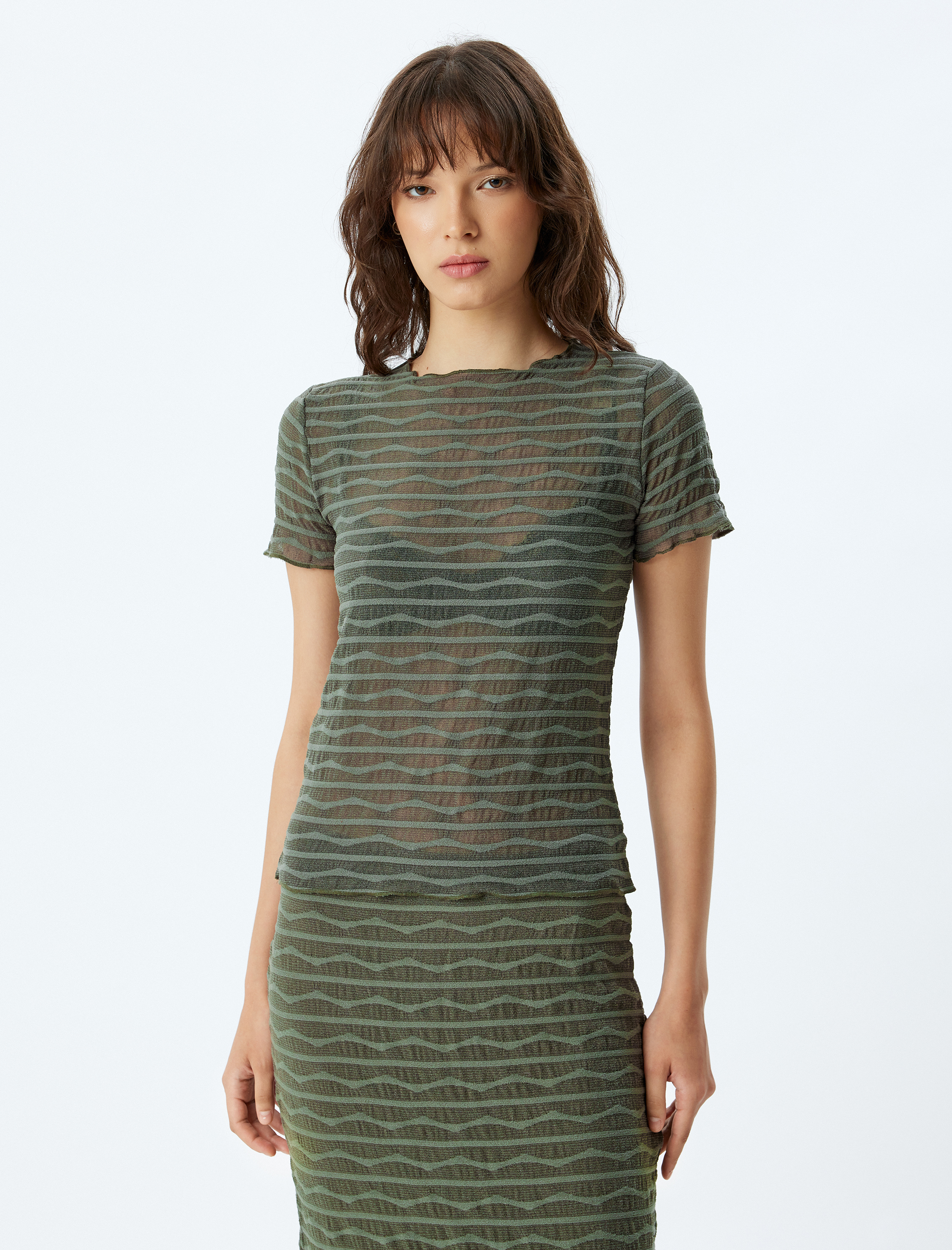   Kısa Kollu Yuvarlak Yaka Çizgili Yarı Transparan Crop Tişört