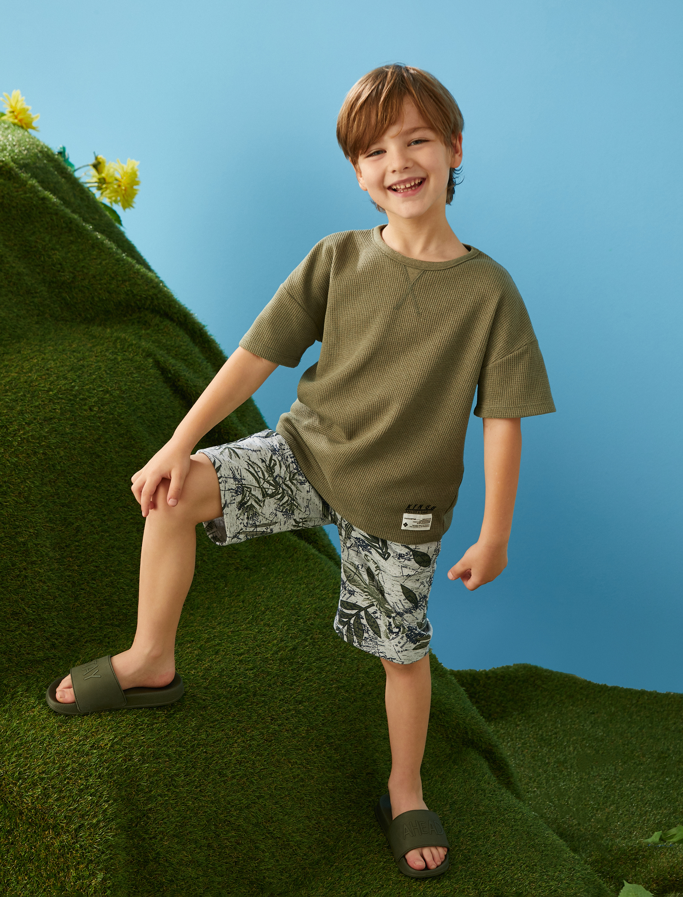  Erkek Çocuk Yaprak Baskılı Şort Beli Bağcıklı