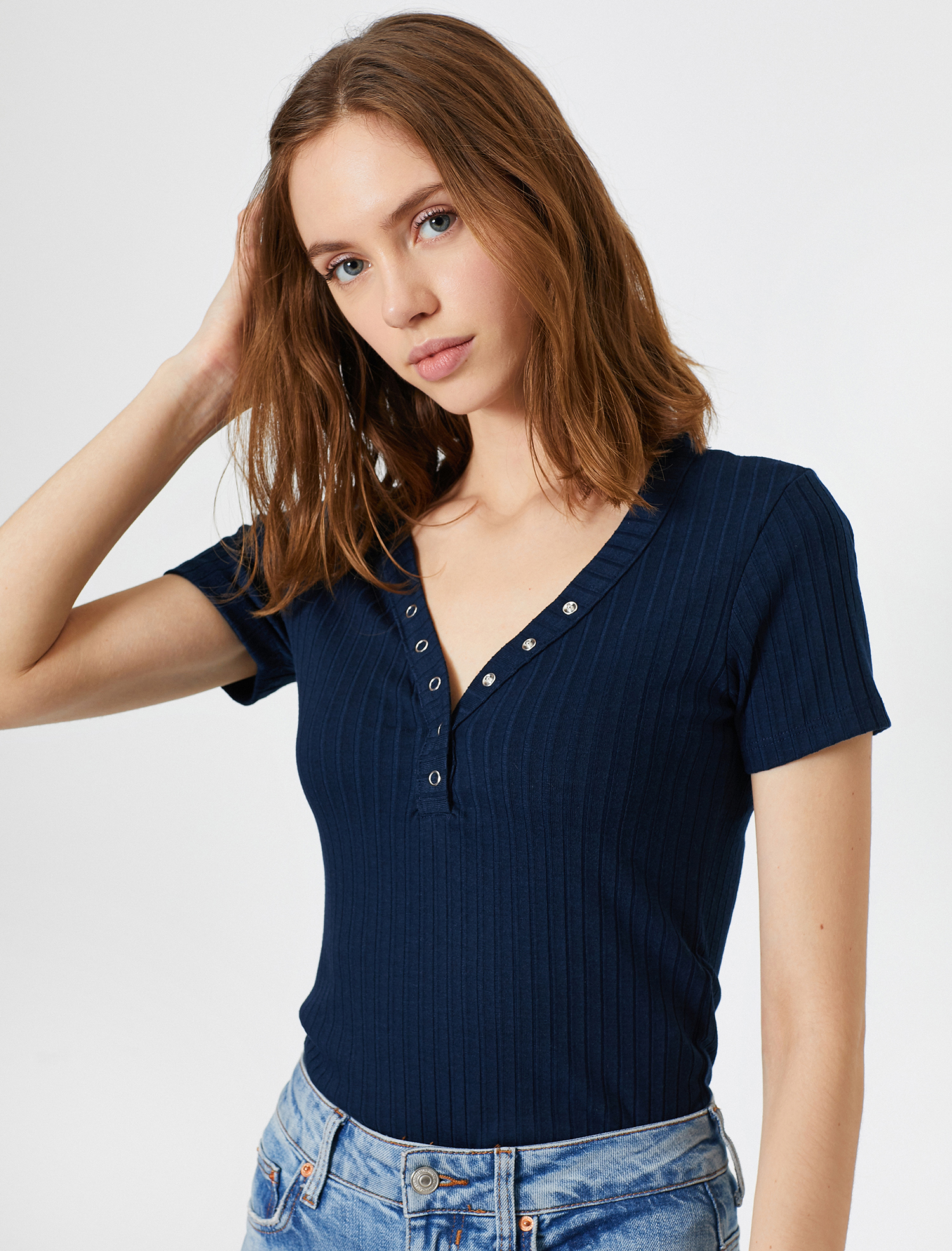   Çıtçıt Detaylı V Yaka Tişört